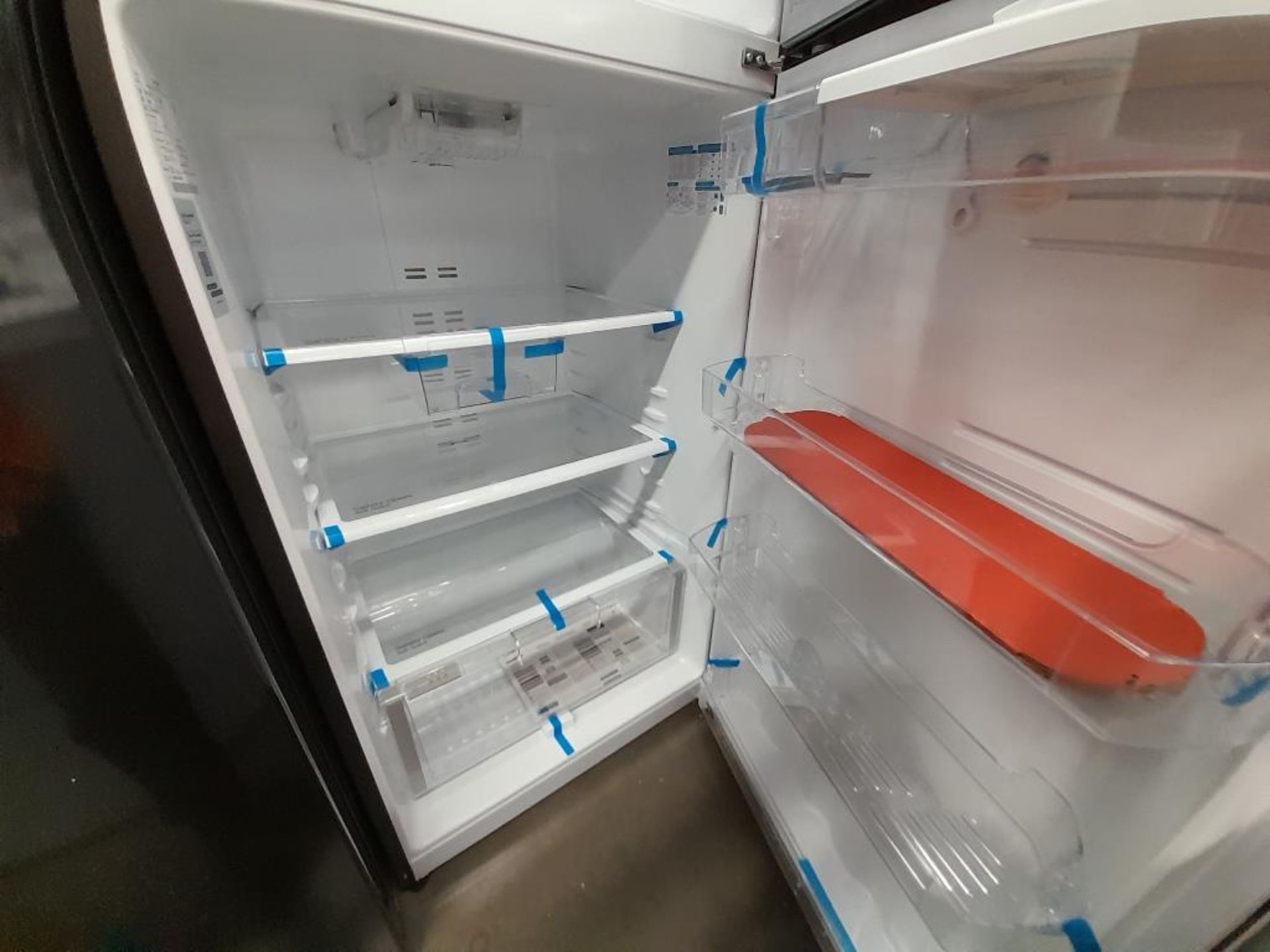 Lote de 2 refrigeradores contiene: 1 Refrigerador Con Dispensador De Agua Marca MABE, Modelo RMS510 - Image 5 of 8