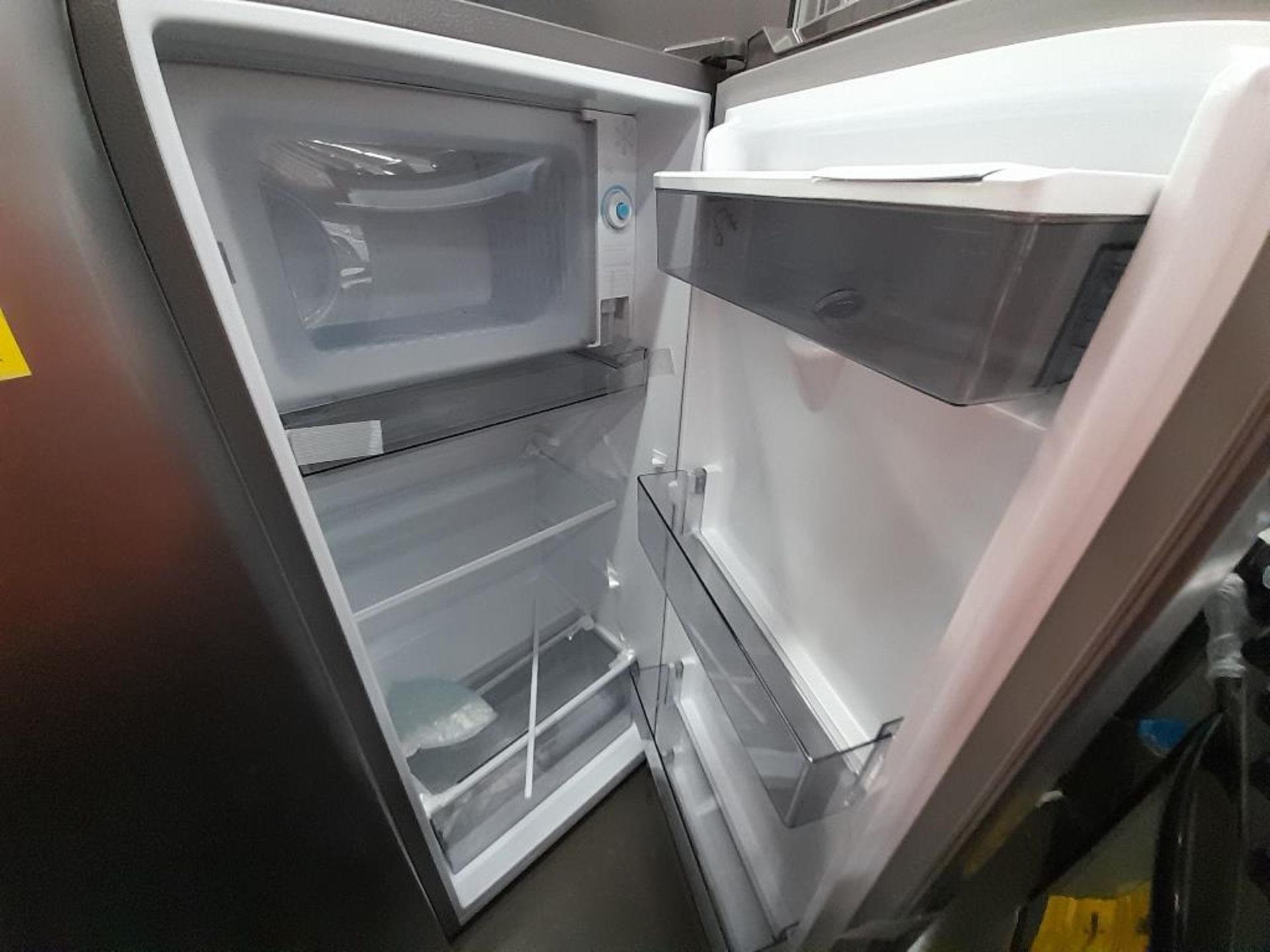 Lote de 2 refrigeradores Contiene: 1 Refrigerador Con Dispensador De Agua Marca HISENSE, Modelo 63D - Image 4 of 6