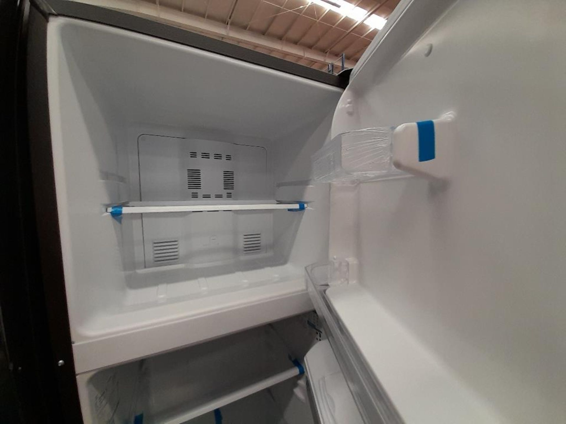 Lote de 2 refrigeradores contiene: 1 Refrigerador Con Dispensador De Agua Marca MABE, Modelo RMA300 - Image 4 of 8