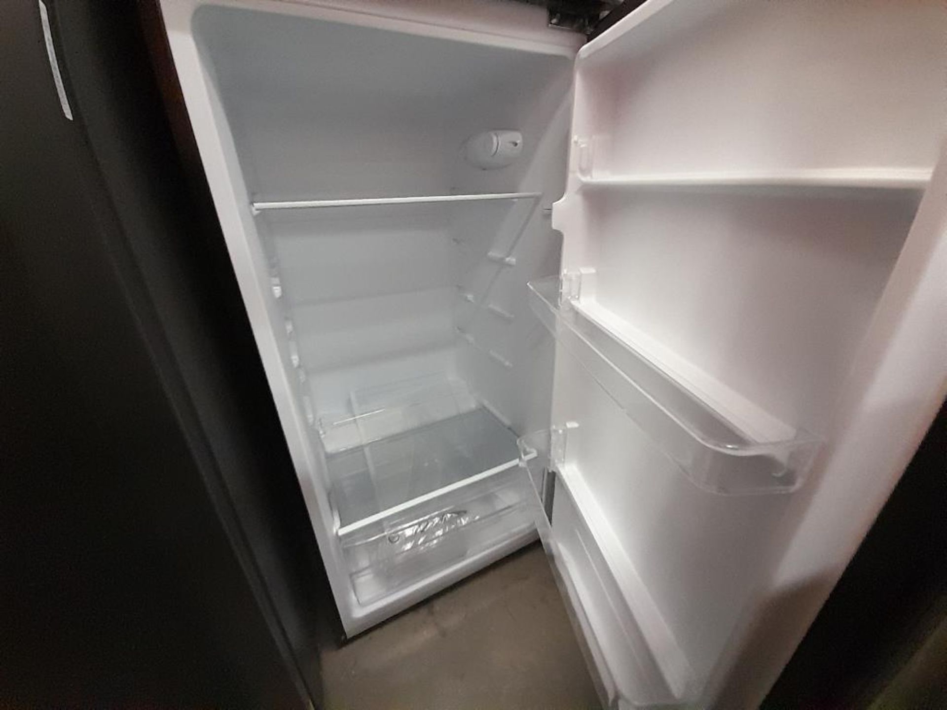 Lote de 2 refrigeradores contiene: 1 Refrigerador sin Dispensador De Agua Marca MABE, Modelo RMS510 - Image 7 of 8