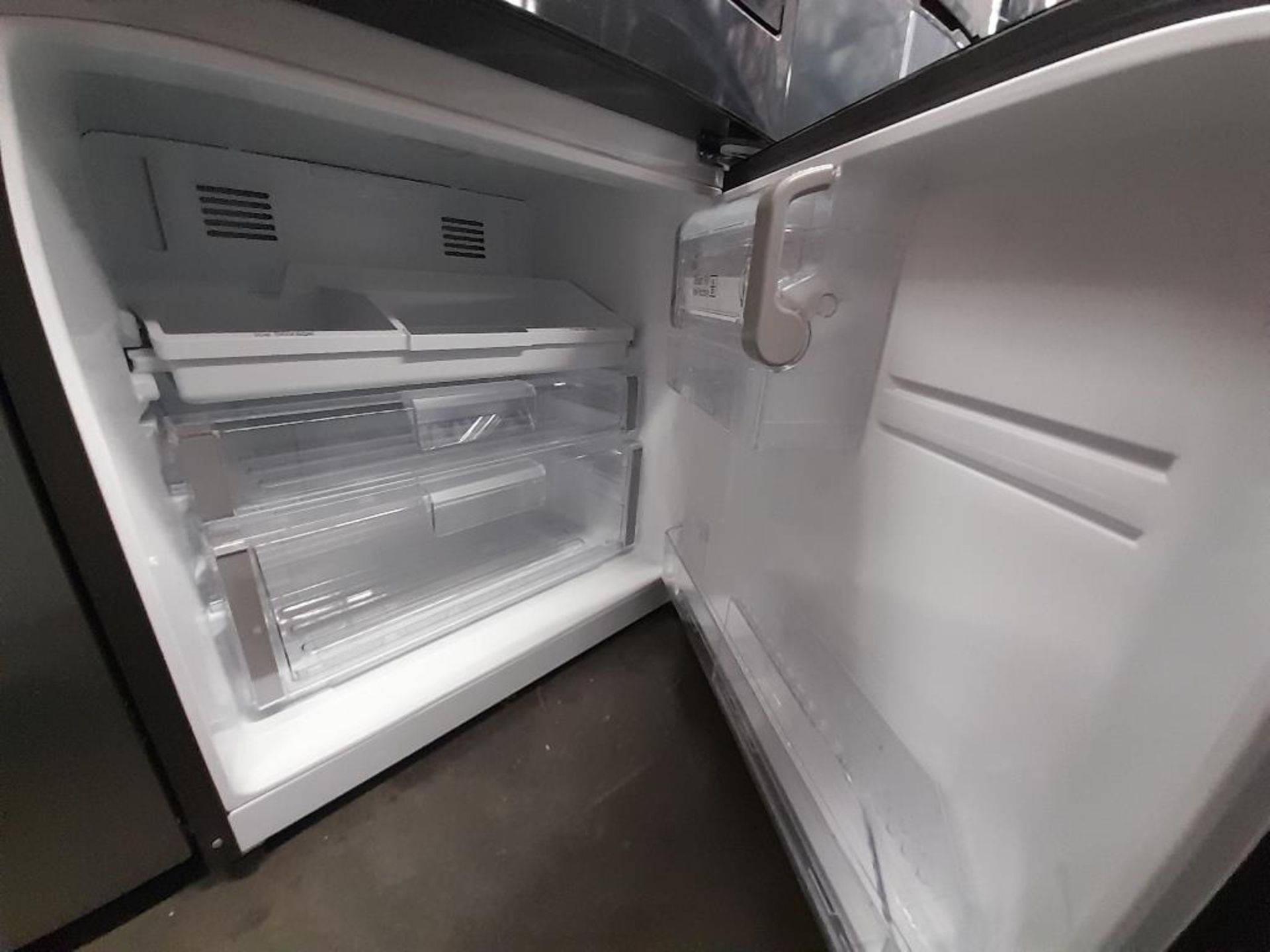 Lote de 2 refrigeradores contiene: 1 Refrigerador Marca MABE, Modelo IWMRP1, Serie ND, Color NEGRO; - Image 5 of 7