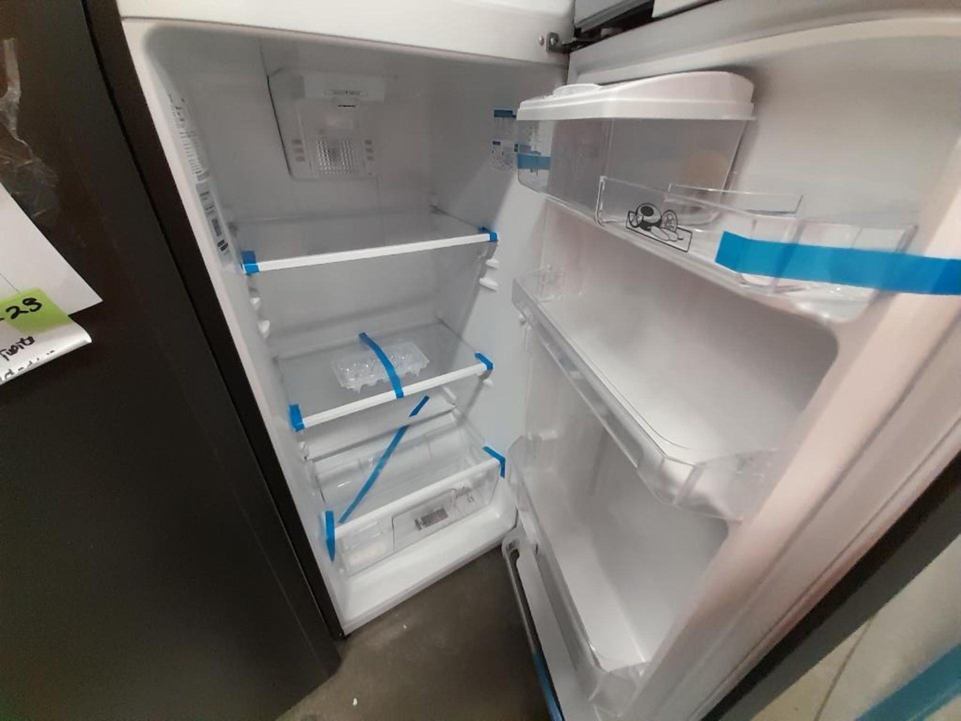 Lote de 2 refrigeradores contiene: 1 Refrigerador Con Dispensador De Agua Marca MABE, Modelo RMA300 - Image 5 of 10