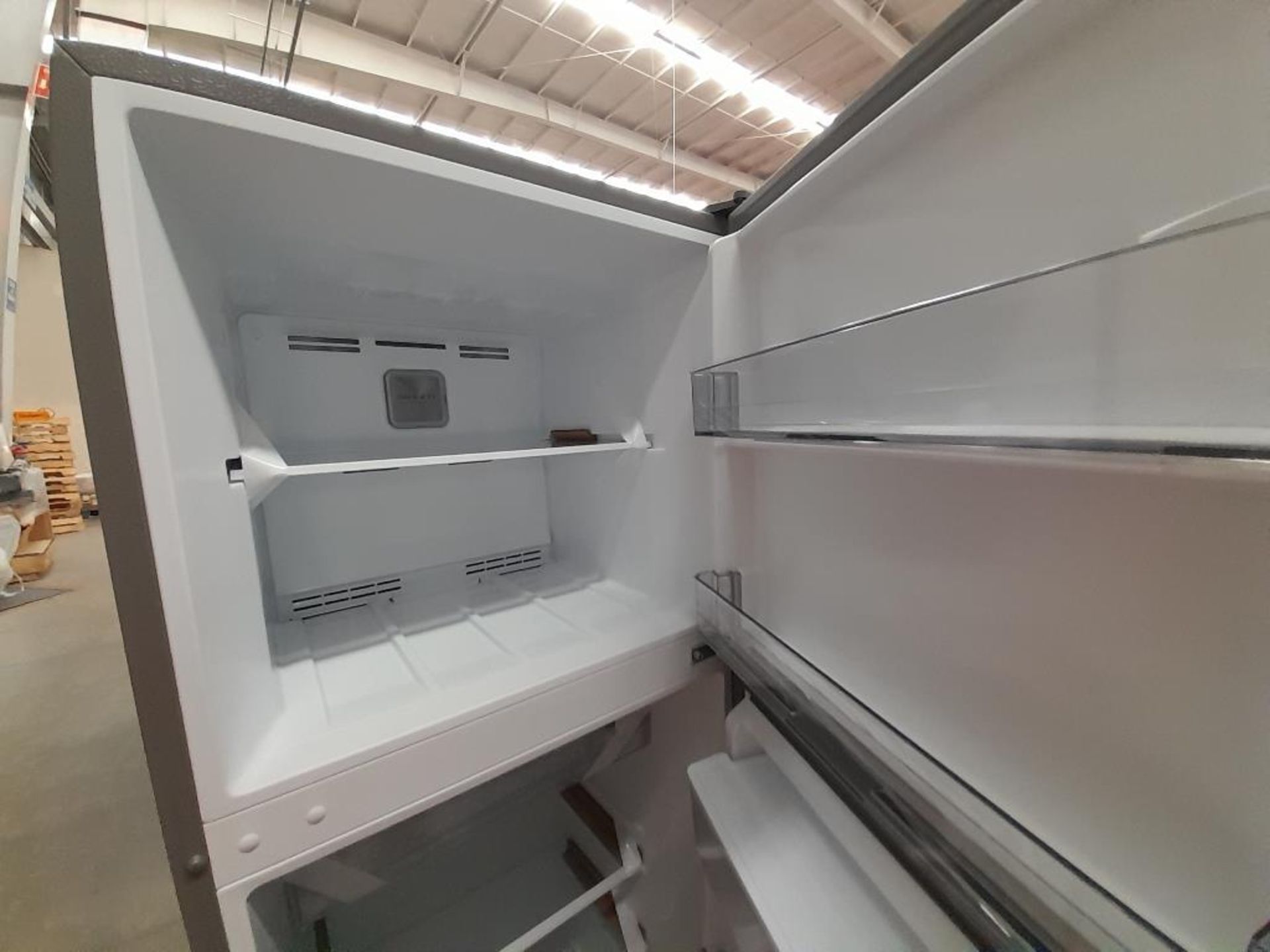 Lote de 2 refrigeradores contiene: 1 Refrigerador Marca WHIRLPOOL, Modelo WT1130M, Serie ND, Color - Image 6 of 8