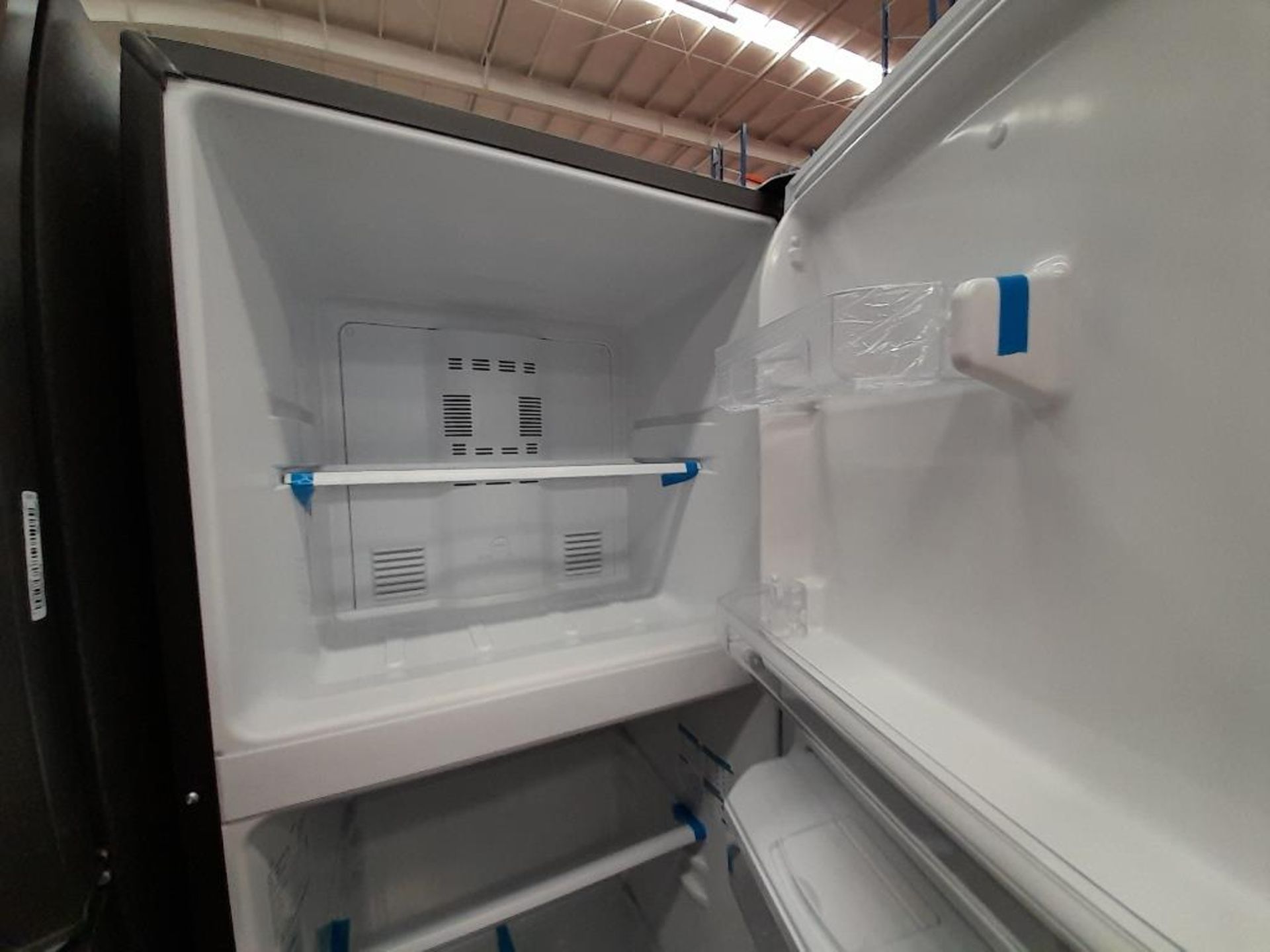 Lote de 2 refrigeradores contiene: 1 Refrigerador Con Dispensador De Agua Marca MABE, Modelo RMA300 - Image 6 of 8