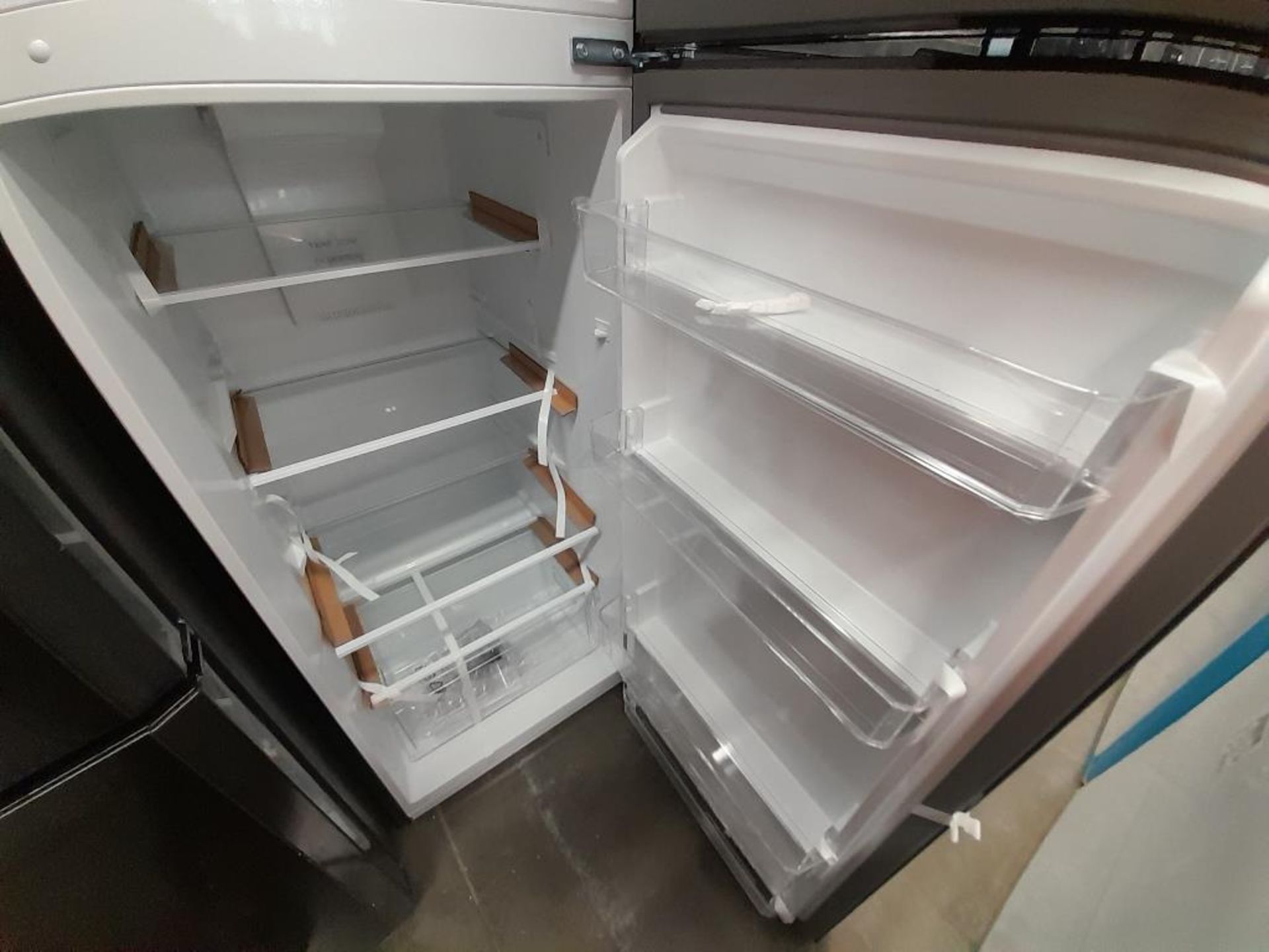 Lote de 2 refrigeradores contiene: 1 Refrigerador Marca MABE, Modelo IRMA250PV, Serie ND, Color GRI - Image 5 of 8