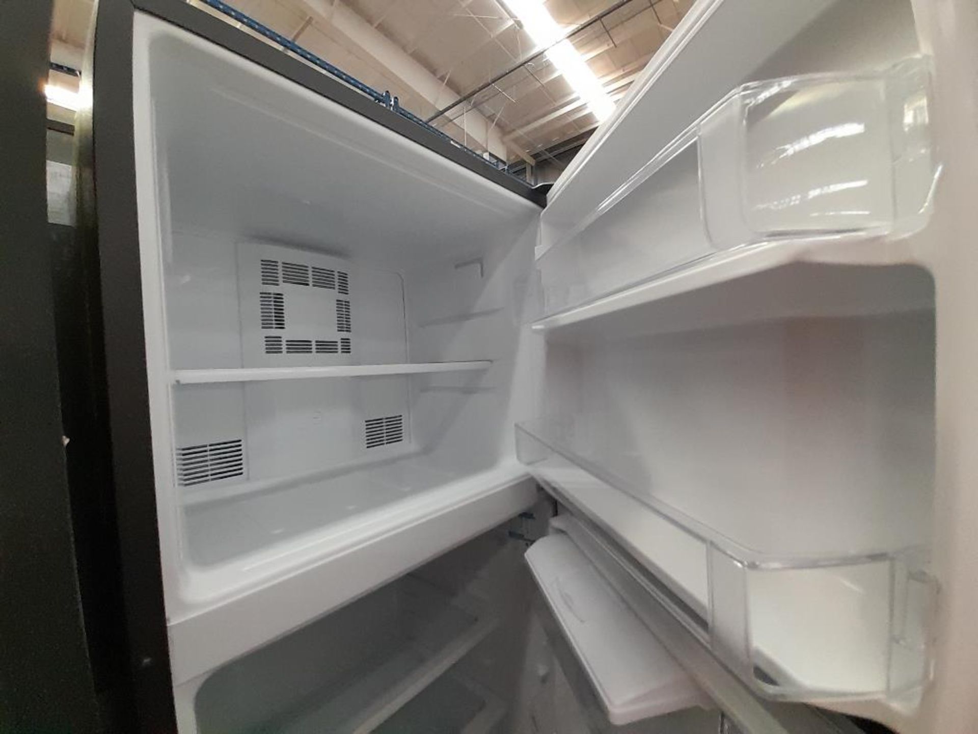 Lote de 2 refrigeradores contiene: 1 Refrigerador Con Dispensador De Agua Marca MABE, Modelo RM360F - Image 4 of 8