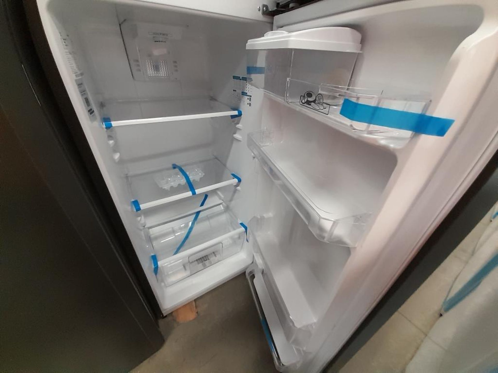 Lote de 2 refrigeradores contiene: 1 Refrigerador Con Dispensador De Agua Marca MABE, Modelo RMA300 - Image 7 of 8