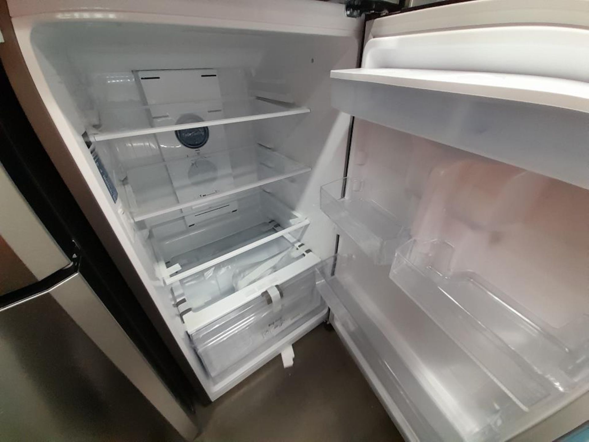 Lote de 2 refrigeradores contiene: 1 Refrigerador Con Dispensador De Agua Marca SAMSUNG, Modelo A51 - Image 4 of 8