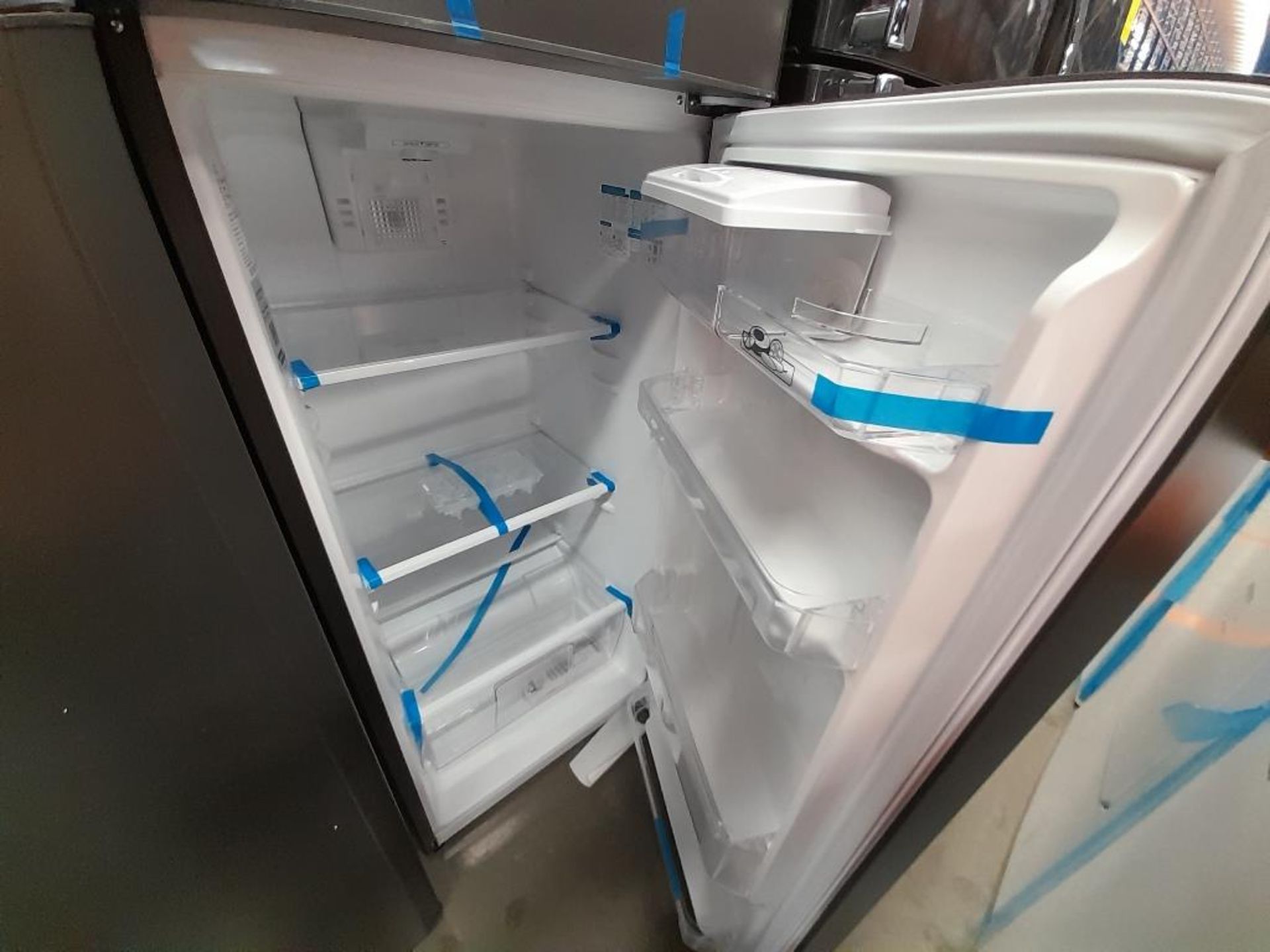 Lote de 2 refrigeradores contiene: 1 Refrigerador Con Dispensador De Agua Marca MABE, Modelo RMA300 - Image 9 of 10