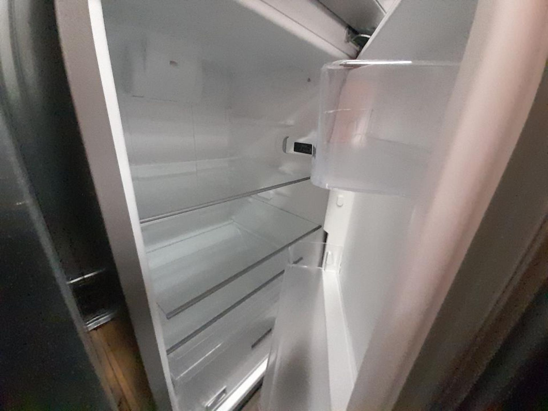Lote de 2 refrigeradores contiene: 1 Refrigerador Con Dispensador De Agua MABE, Modelo FJMRDA, Seri - Image 5 of 8