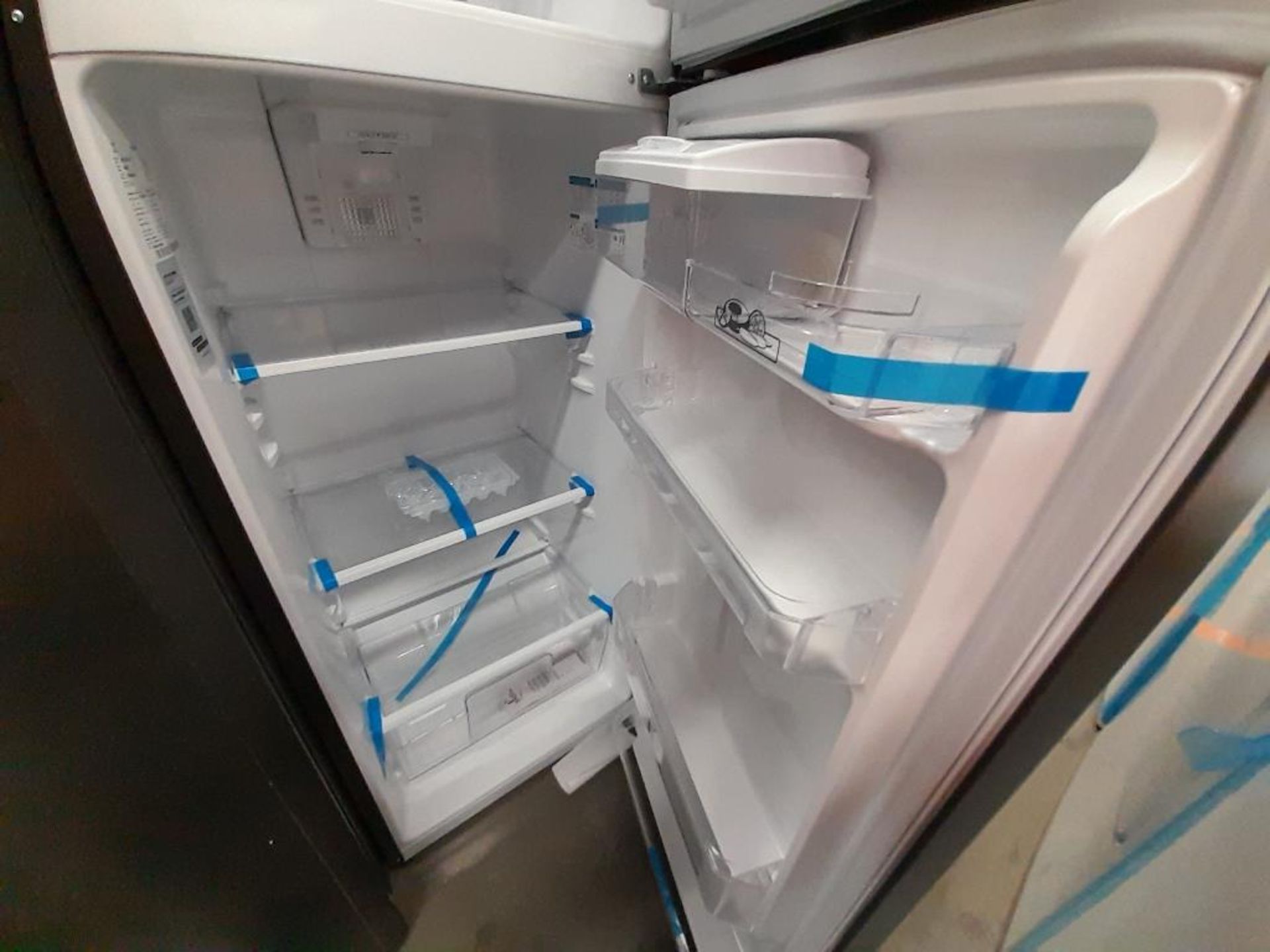 Lote de 2 refrigeradores contiene: 1 Refrigerador Con Dispensador De Agua Marca MABE, Modelo RMA300 - Image 7 of 10