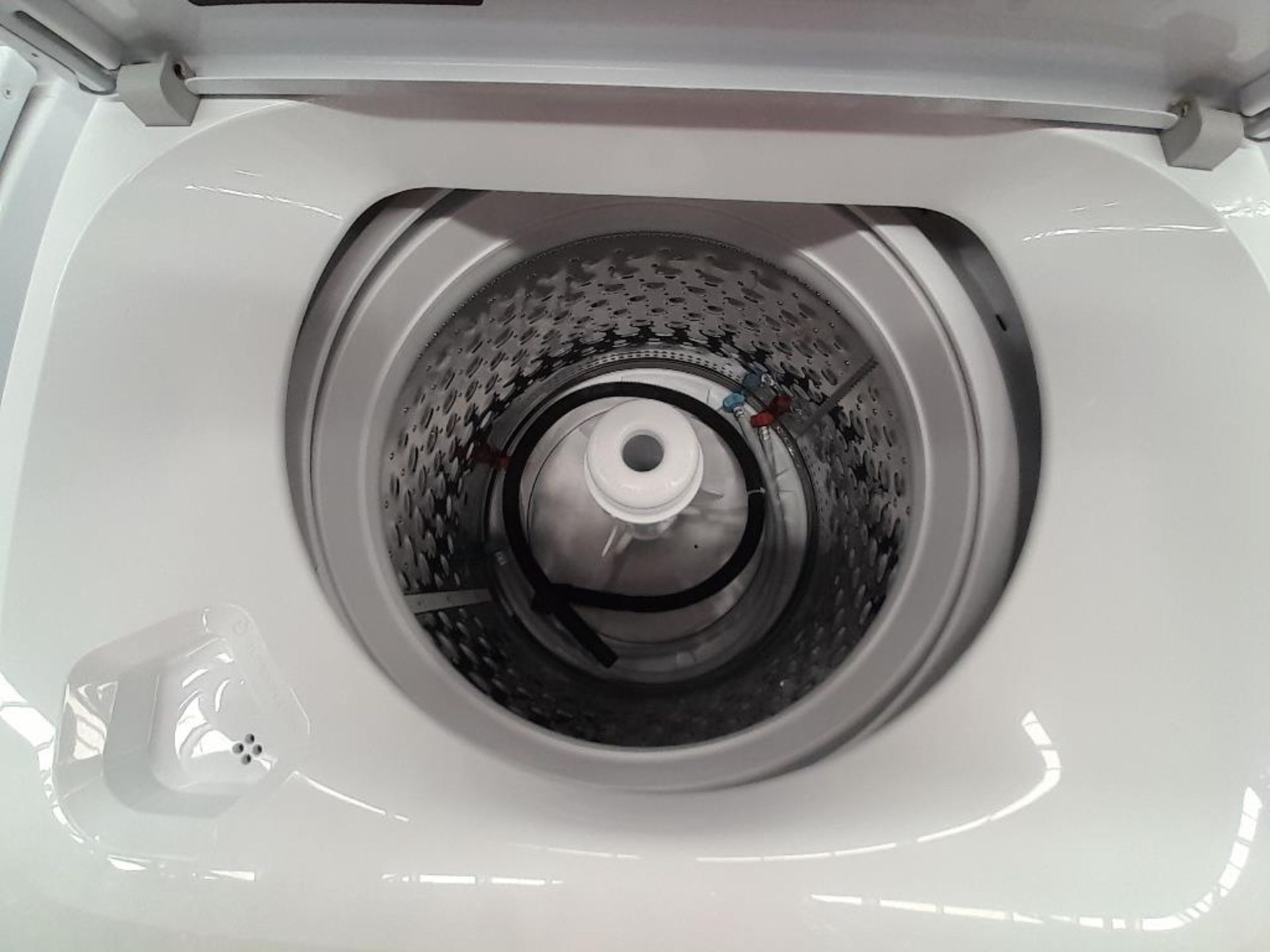 Lote de 2 lavadoras Contiene: 1 lavadora de 18 KG Marca WHIRLPOOL, Modelo 8MWTW1813MJM1, Serie HLC0 - Image 5 of 6