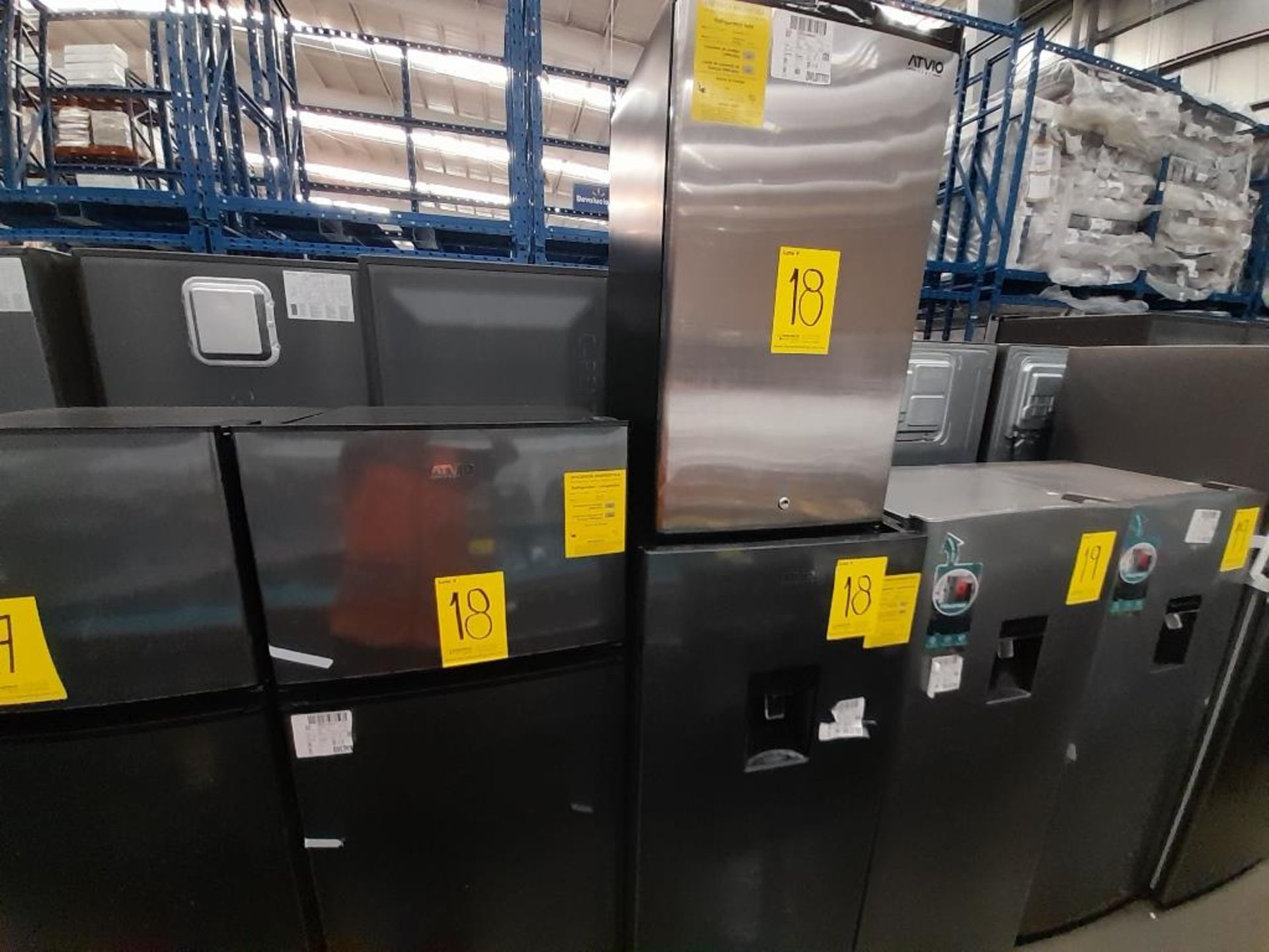 Lote de 3 refrigeradores Contiene: 1 Refrigerador Marca ATVIO, Modelo AT73TMS, Serie ND, Color GRIS