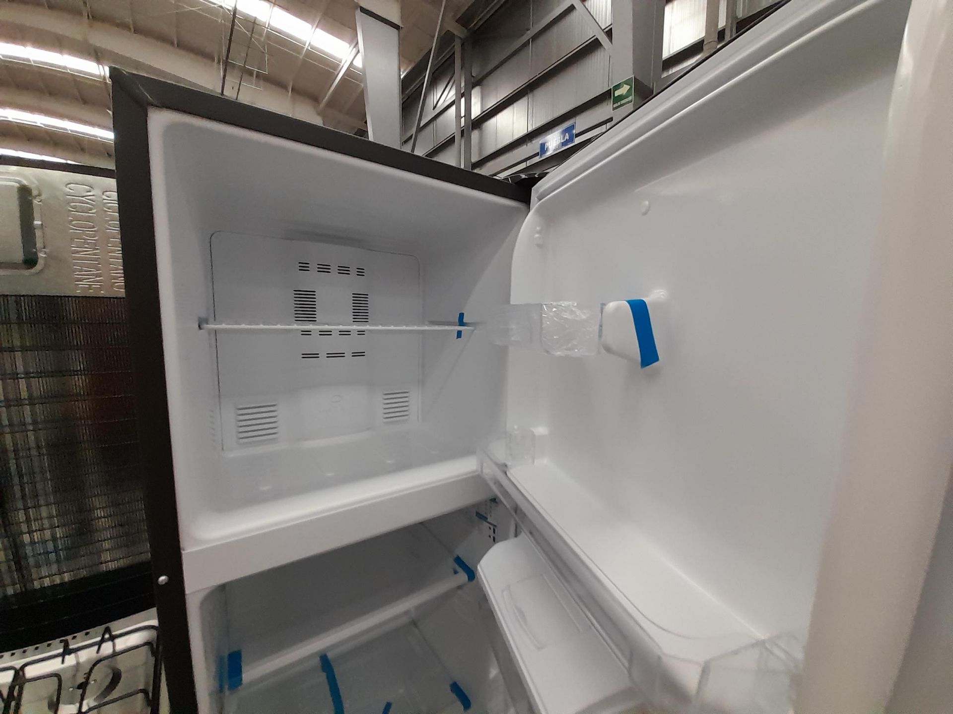 Lote de 2 refrigeradores Contiene: 1 Refrigerador Con Dispensador De Agua Marca MABE, Modelo RMA250 - Image 4 of 8