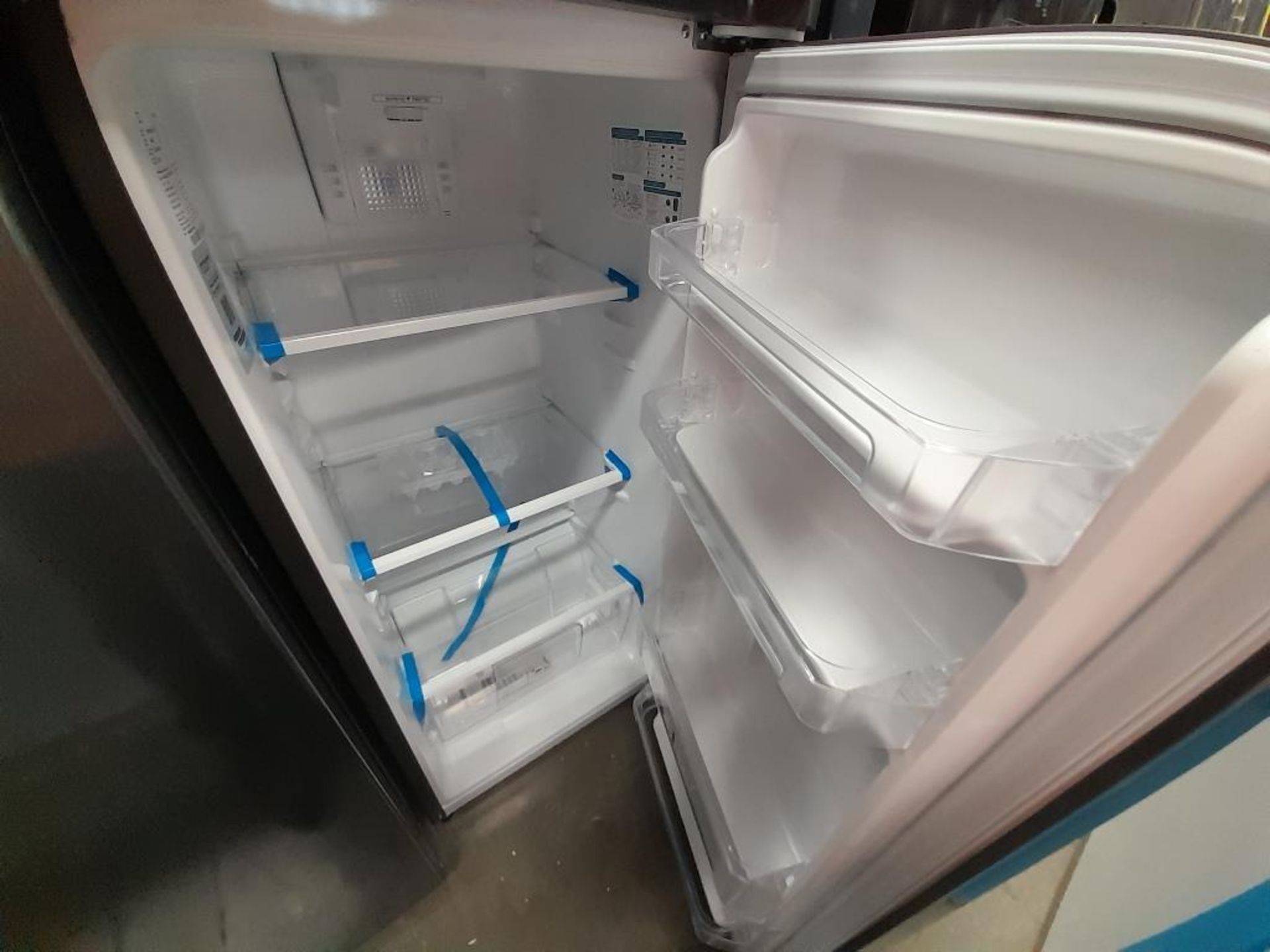 Lote de 2 refrigeradores contiene: 1 Refrigerador Marca MABE, Modelo IRMA250PV, Serie ND, Color GRI - Image 6 of 8