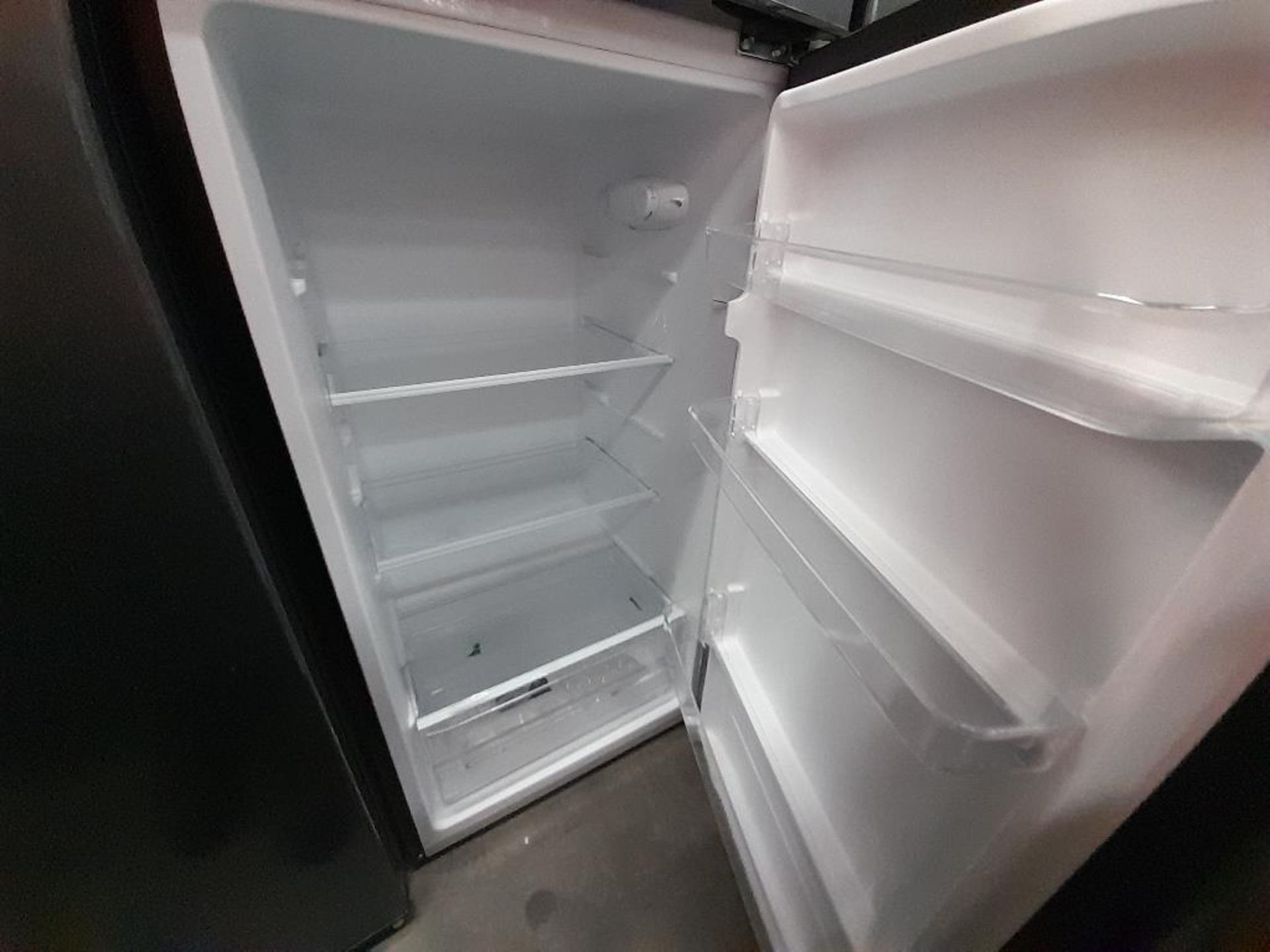 Lote de 2 refrigeradores contiene: 1 Refrigerador sin Dispensador De Agua Marca MABE, Modelo RMS510 - Image 5 of 8