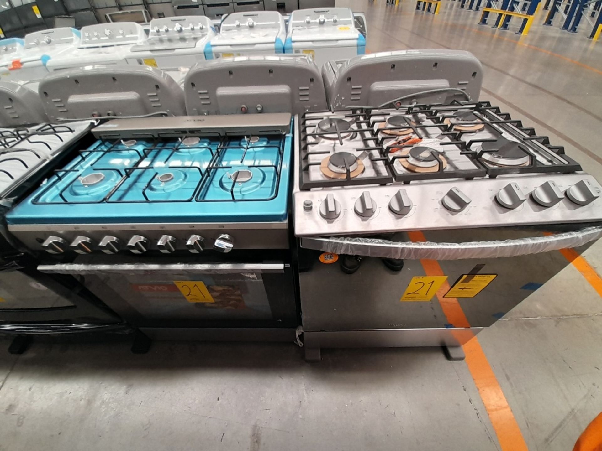 Lote de 2 estufas contiene: 1 estufa con 6 quemadores Marca WHIRLPOOL, Modelo WFR3400S00, Serie VEB