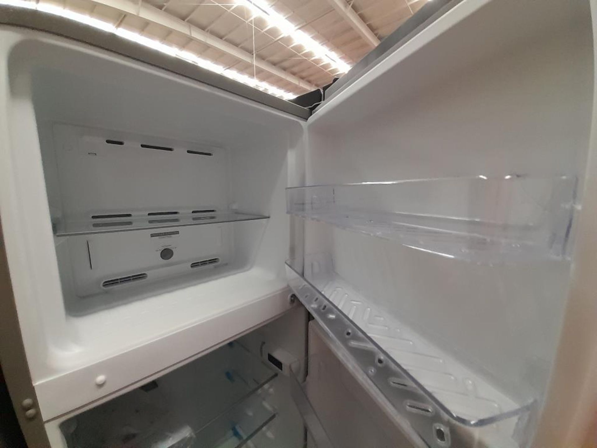 Lote de 2 refrigeradores contiene: 1 Refrigerador Marca WHIRLPOOL, Modelo WT1130M, Serie ND, Color - Image 4 of 8