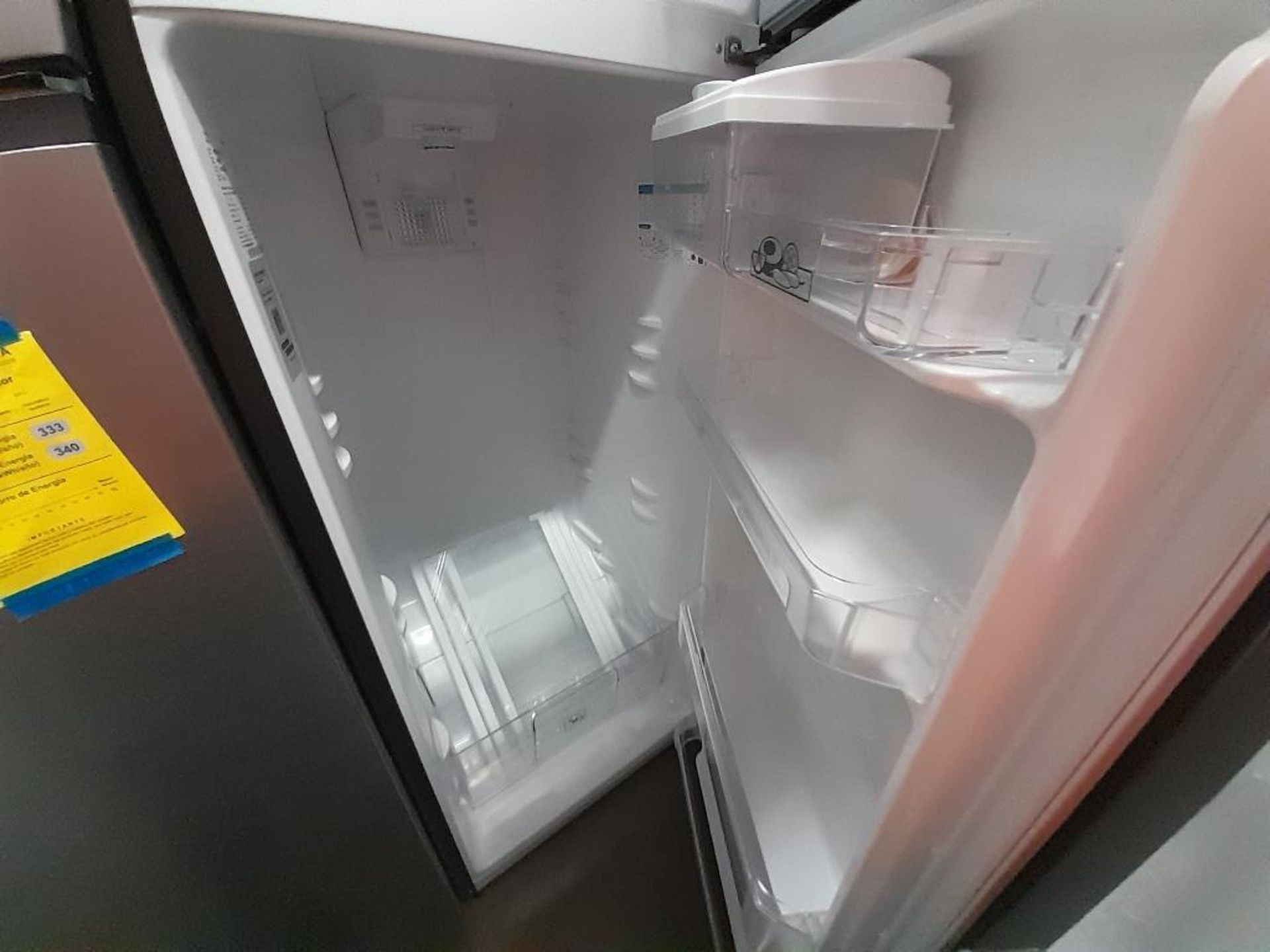 Lote de 2 refrigeradores contiene: 1 Refrigerador Con Dispensador De Agua Marca MABE, Modelo RME360 - Image 5 of 7