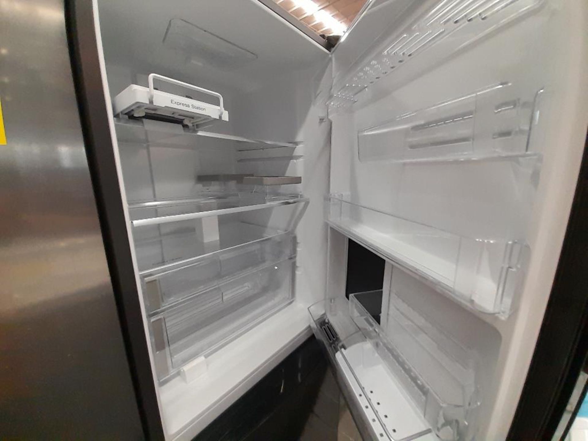 Lote de 2 refrigeradores contiene: 1 Refrigerador Marca MABE, Modelo IWMRP1, Serie ND, Color NEGRO; - Image 4 of 7