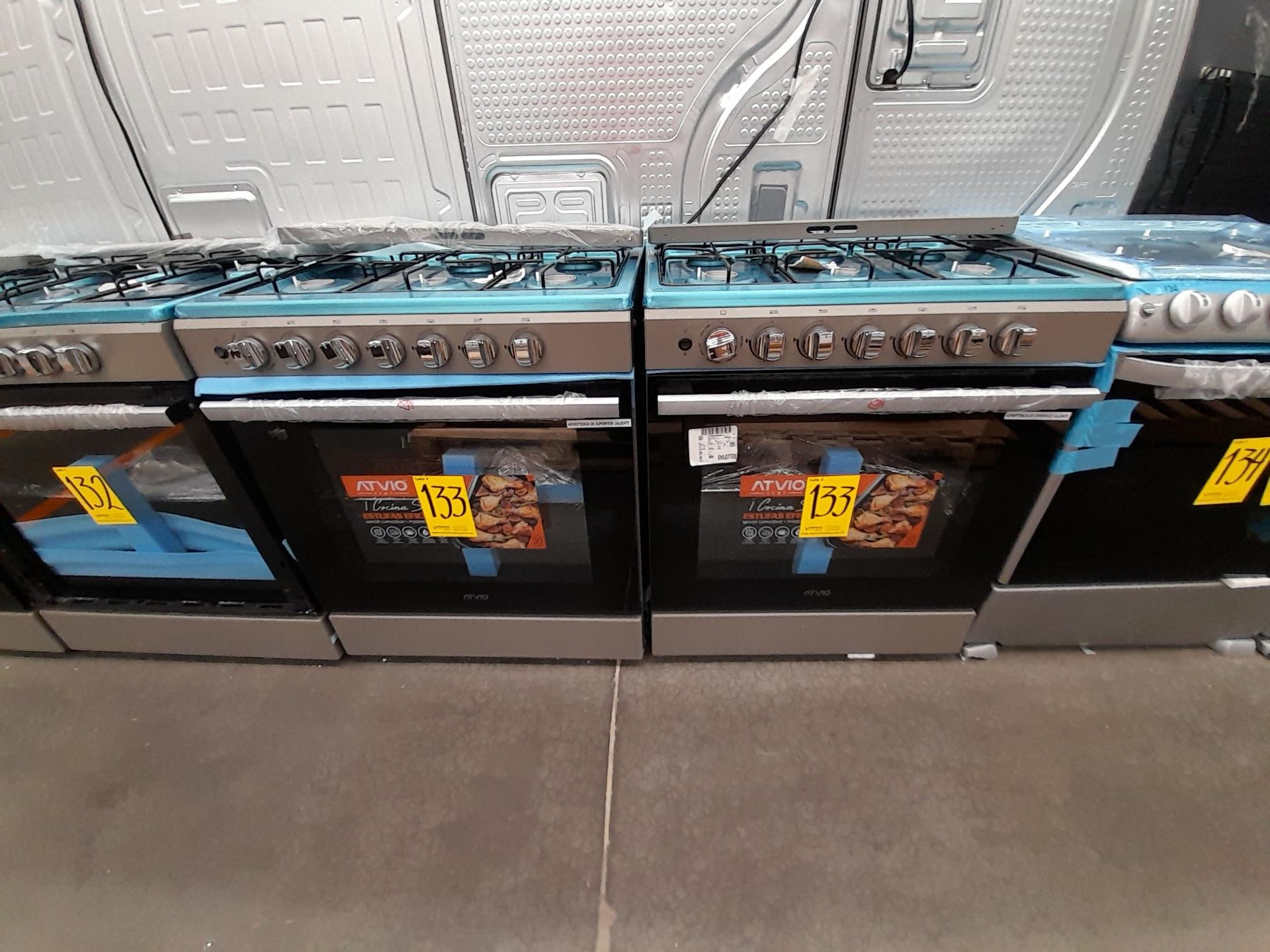 Lote de 2 estufas Contiene: 1 estufa con 6 quemadores Marca ATVIO, Modelo 6G066S, Serie ND, Color G