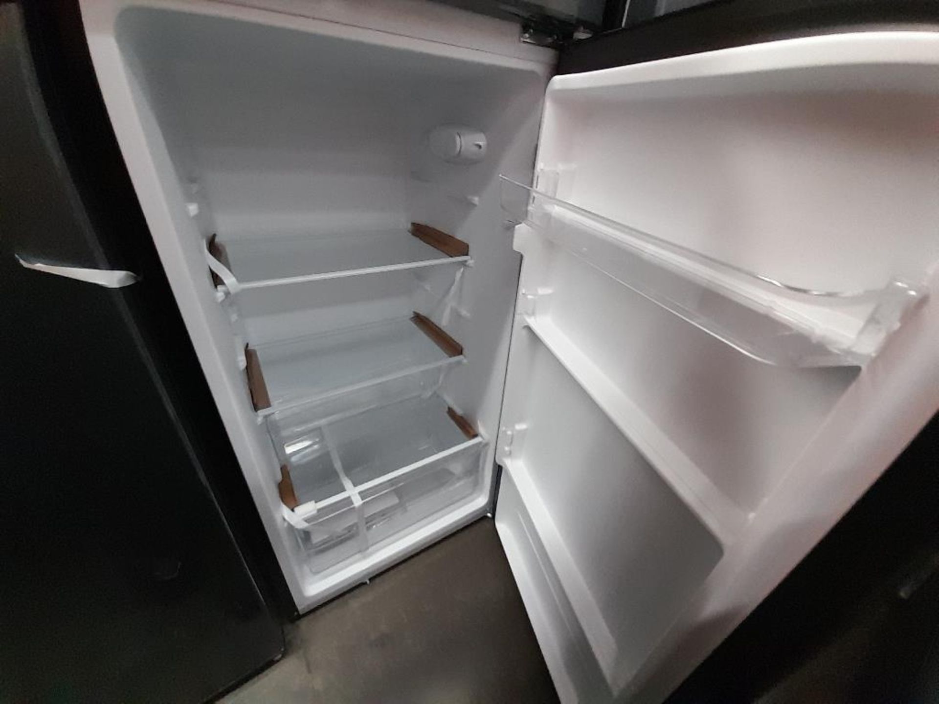Lote de 3 refrigeradores Contiene: 1 Refrigerador Marca ATVIO, Modelo AT73TMS, Serie ND, Color GRIS - Image 8 of 9