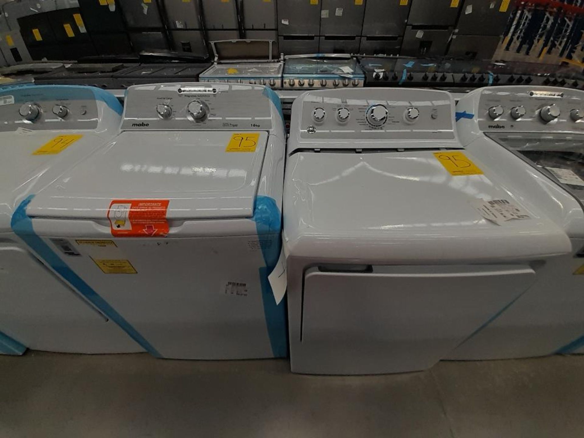 Lote de Lavadora y Secadora contiene: 1 lavadora de 16 KG Marca MABE, Modelo LMA76112CBAB02, Serie