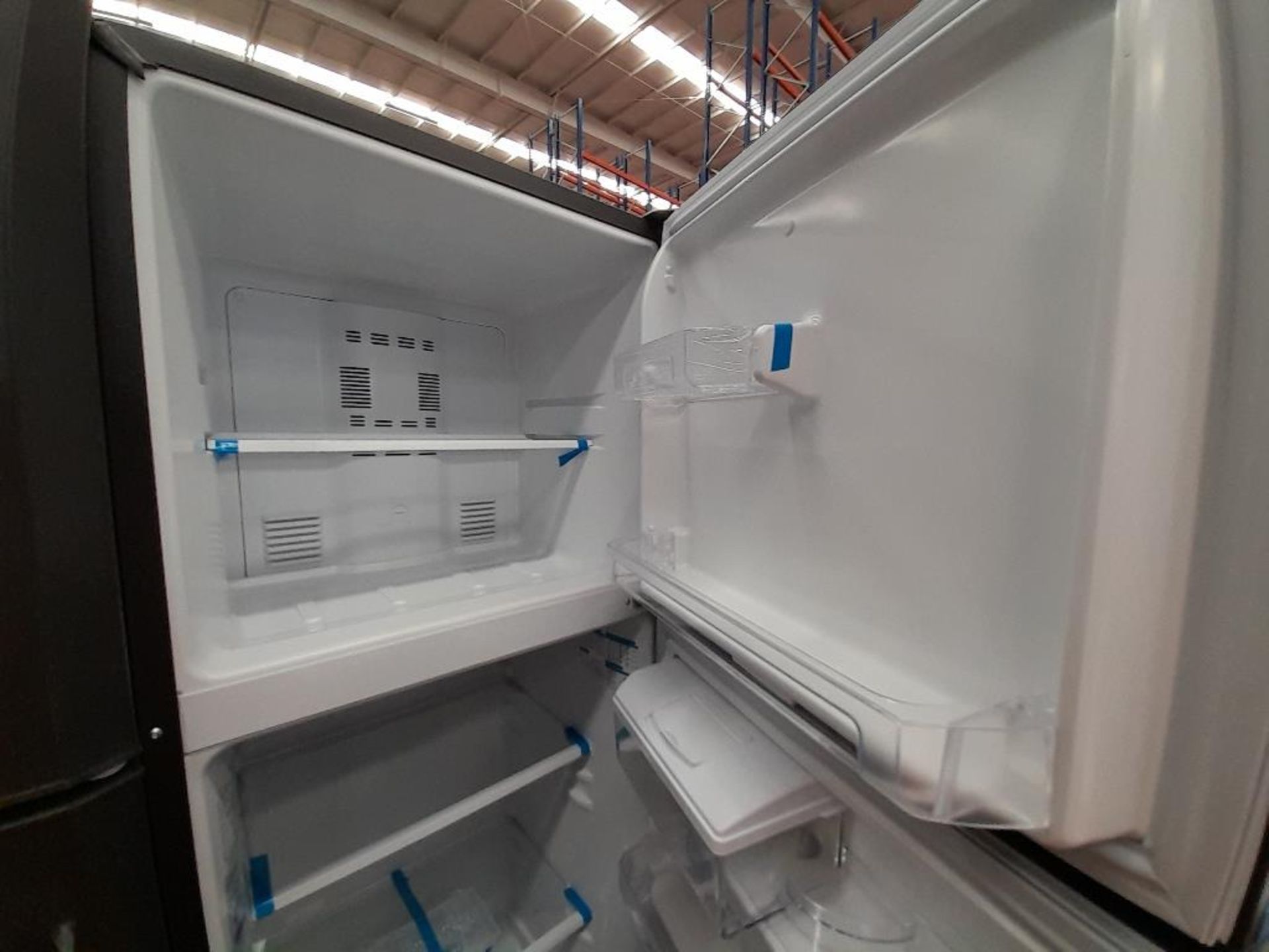 Lote de 2 refrigeradores contiene: 1 Refrigerador Con Dispensador De Agua Marca MABE, Modelo RMA300 - Image 4 of 10