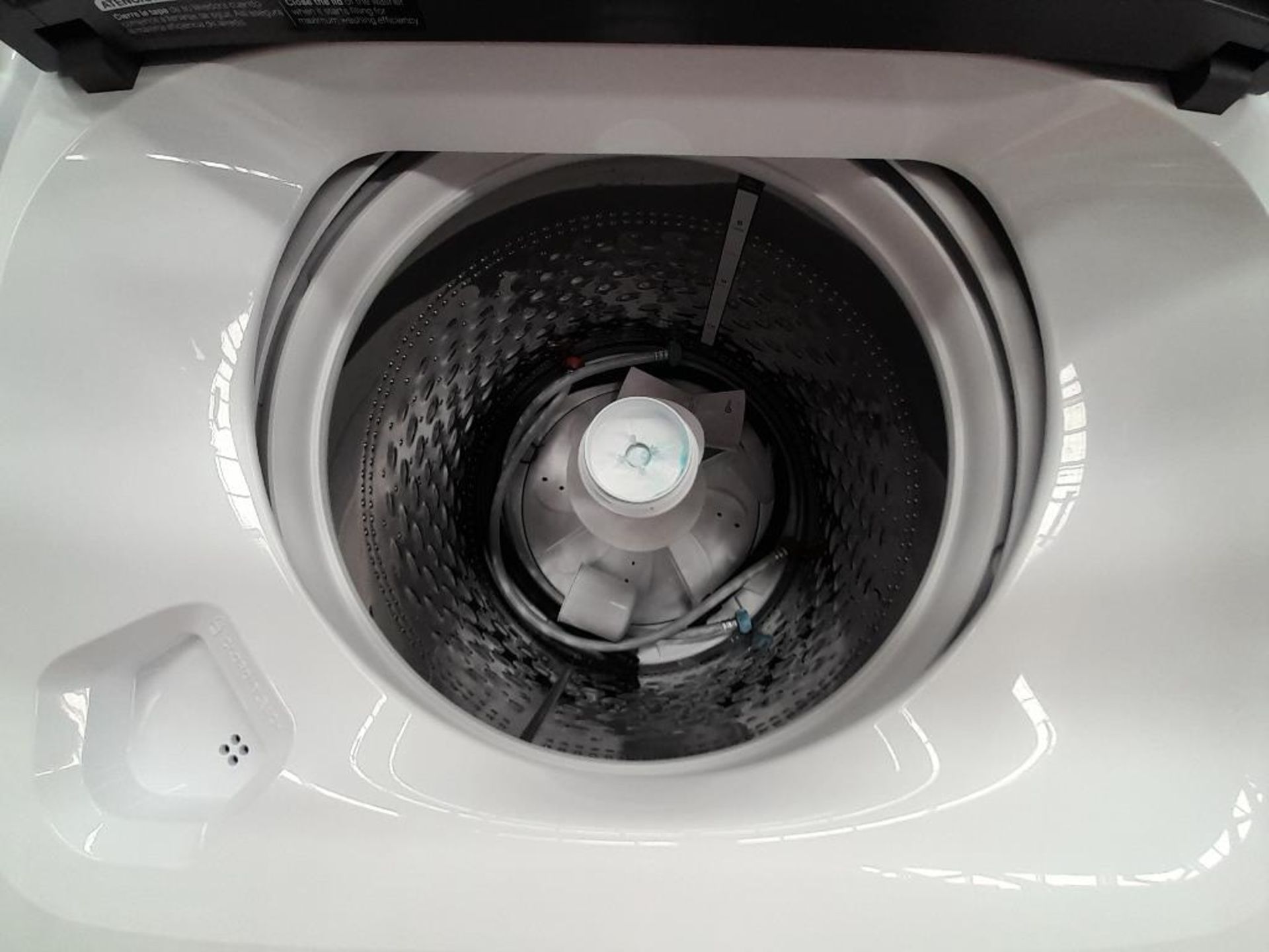 Lote de 2 lavadoras contiene: 1 lavadora de 22 KG Marca WHIRLPOOL, Modelo 8MWTW2224WJM0, Serie HLC0 - Image 5 of 6