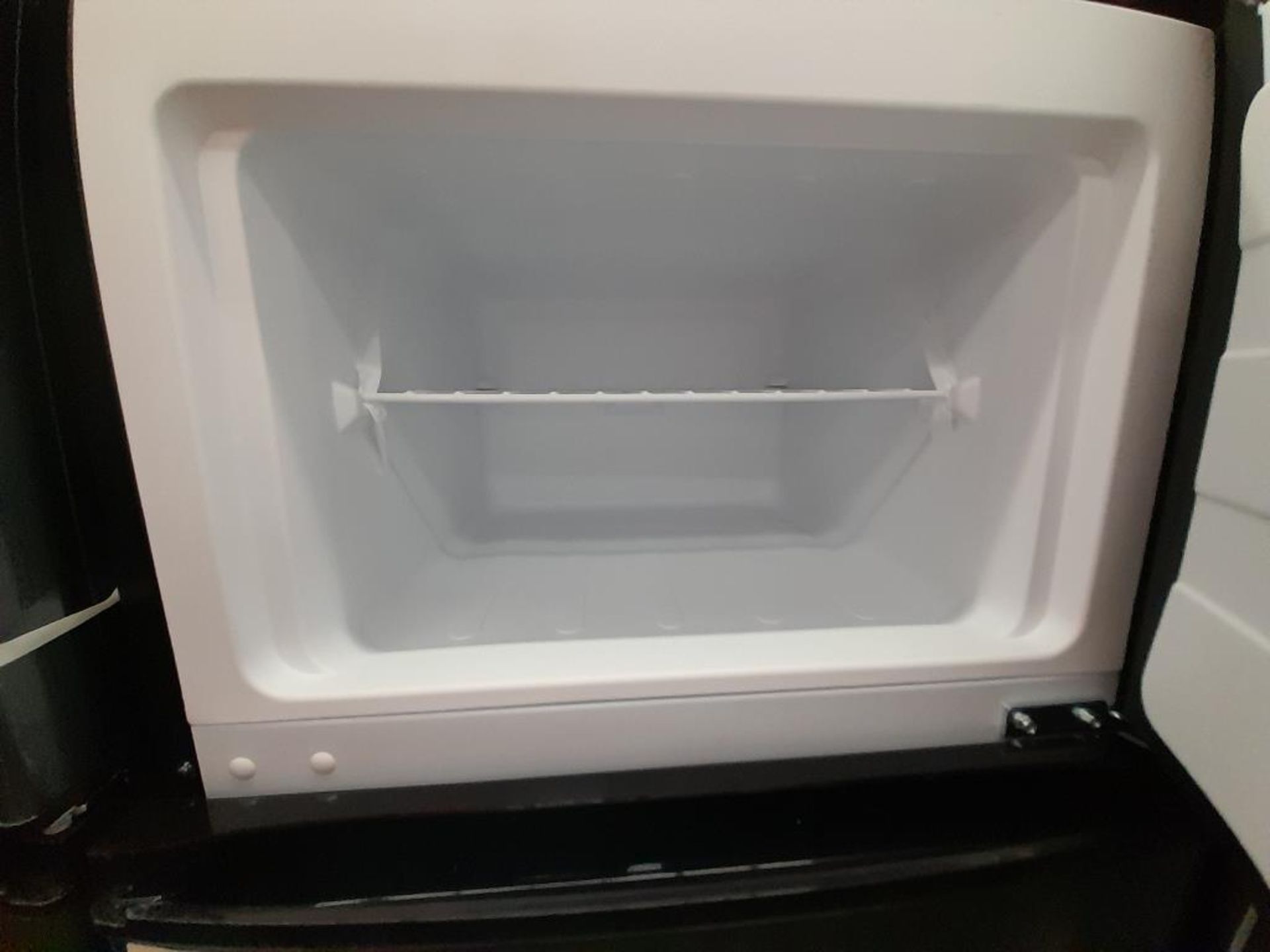 Lote de 3 refrigeradores Contiene: 1 Refrigerador Marca ATVIO, Modelo AT73TMS, Serie ND, Color GRIS - Image 7 of 9