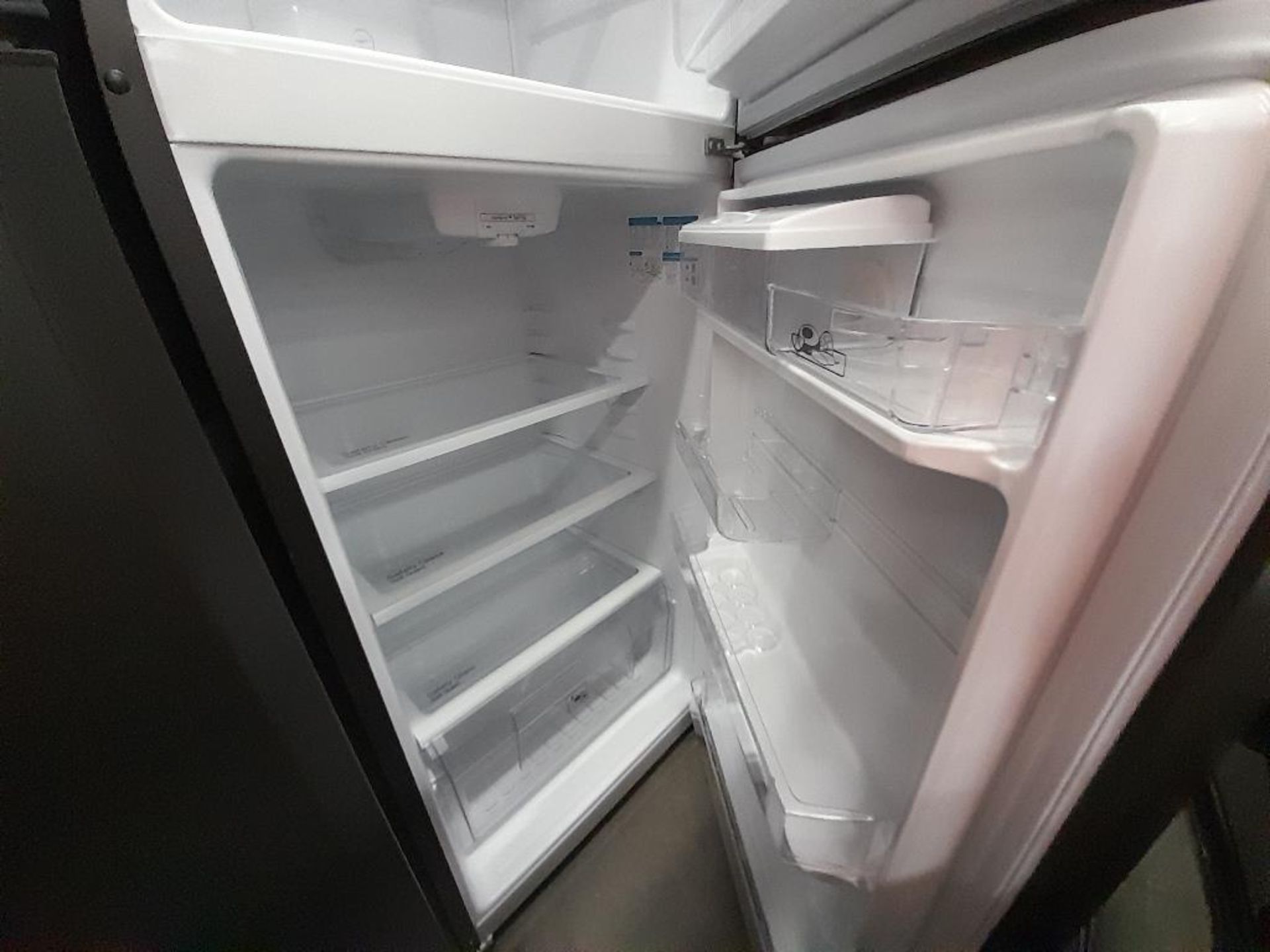 Lote de 2 refrigeradores contiene: 1 Refrigerador Con Dispensador De Agua Marca MABE, Modelo RM360F - Image 5 of 8