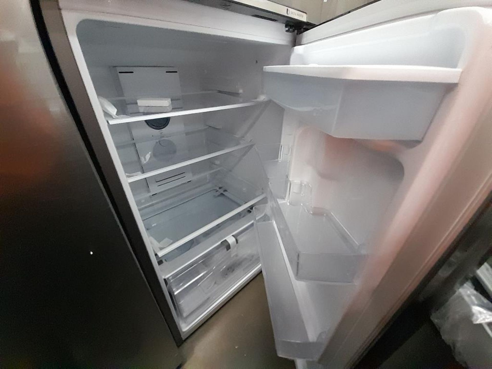 Lote de 2 refrigeradores contiene: 1 Refrigerador Con Dispensador De Agua Marca SAMSUNG, Modelo 9A5 - Image 7 of 8