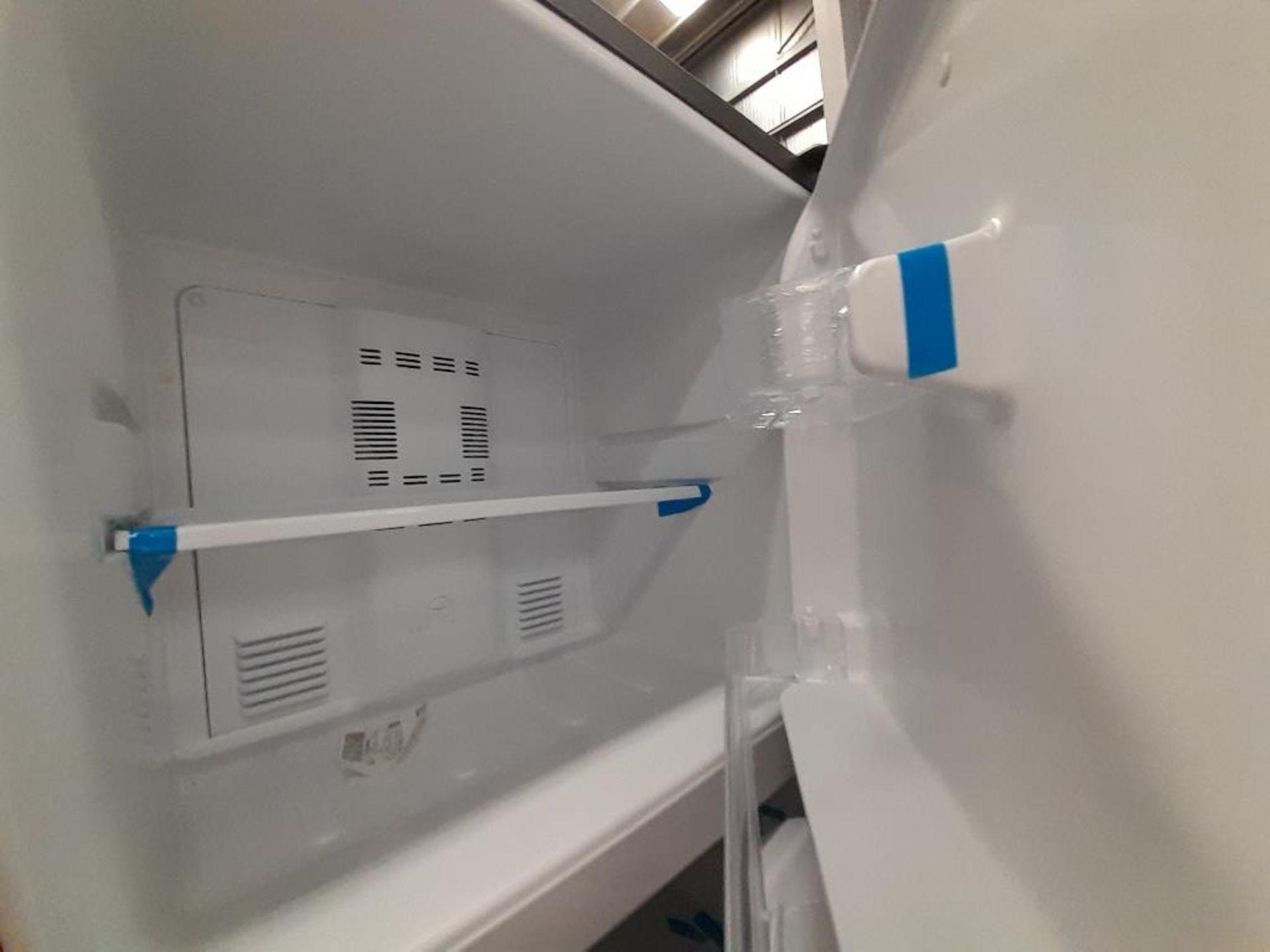 Lote de 2 refrigeradores contiene: 1 Refrigerador Con Dispensador De Agua MABE, Modelo FJMRDA, Seri - Image 6 of 8
