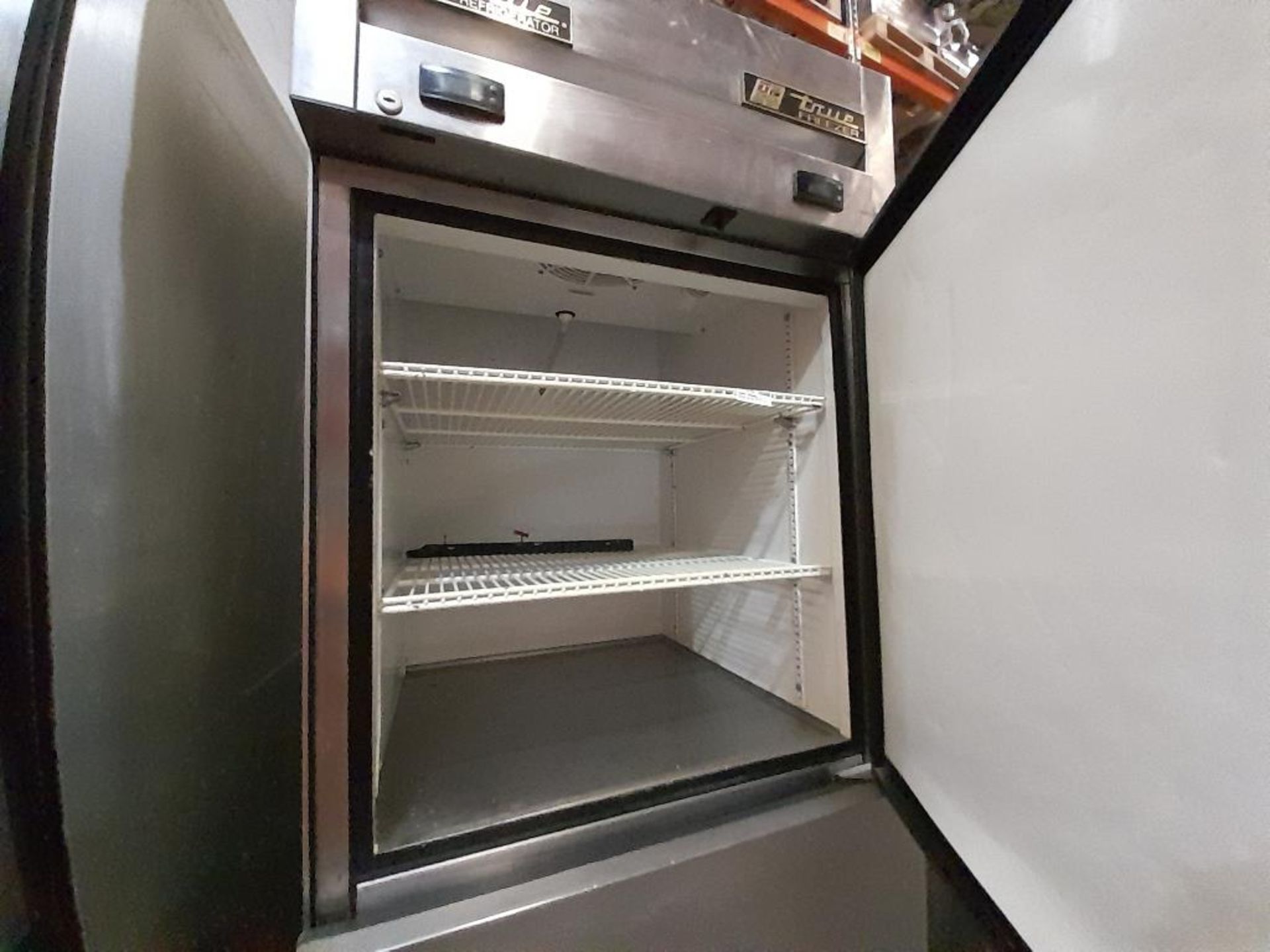 Lote de 2 refrigeradores: 1 Refrigerador en acero inoxidable de dos puertas, Marca TRUE FREEZER, Mo - Image 5 of 6