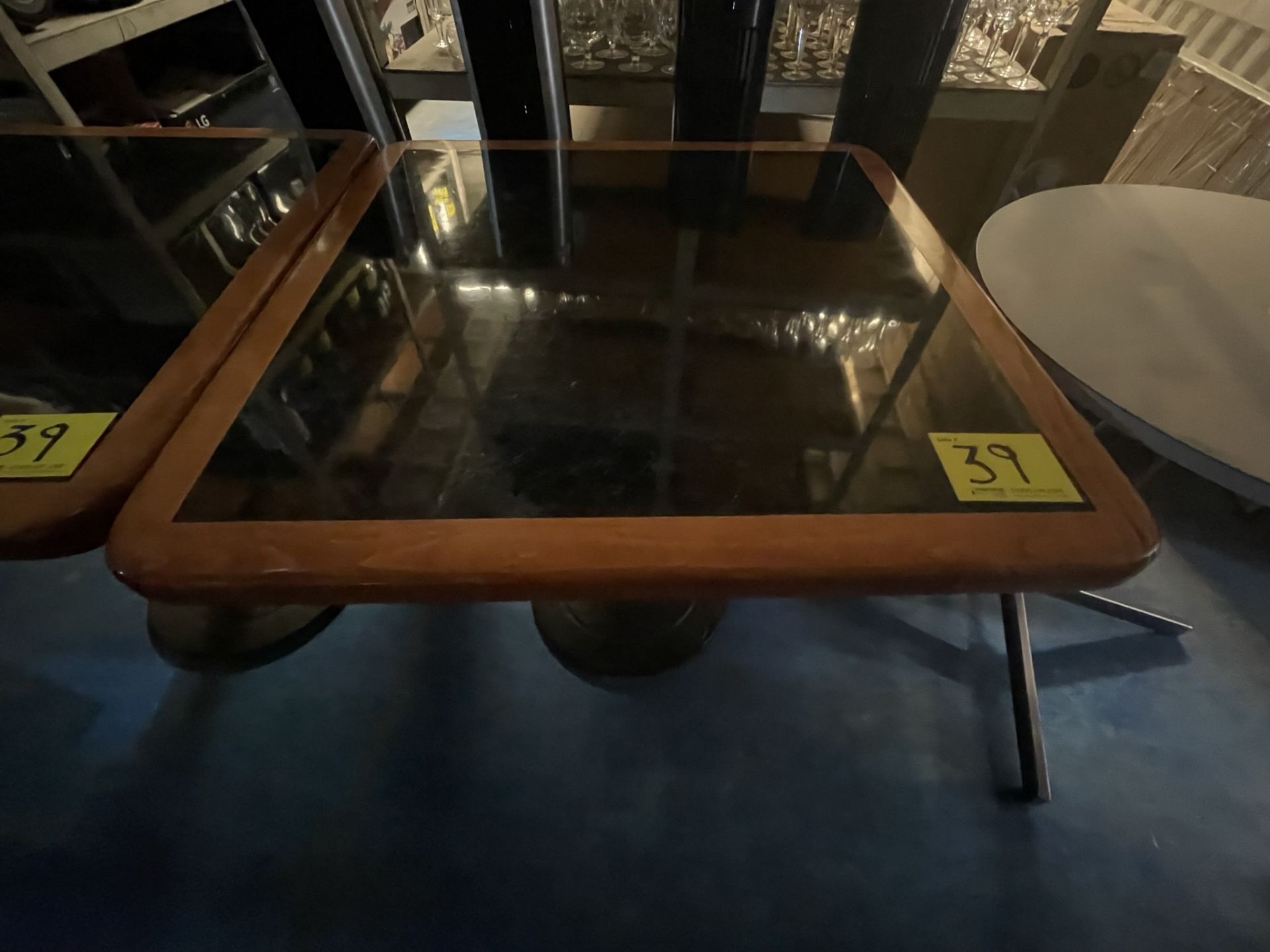 Lote de 3 mesas contiene: 2 mesas cuadradas de madera con base de metal de Aprox 80 x 80 x 75 C - Image 4 of 7