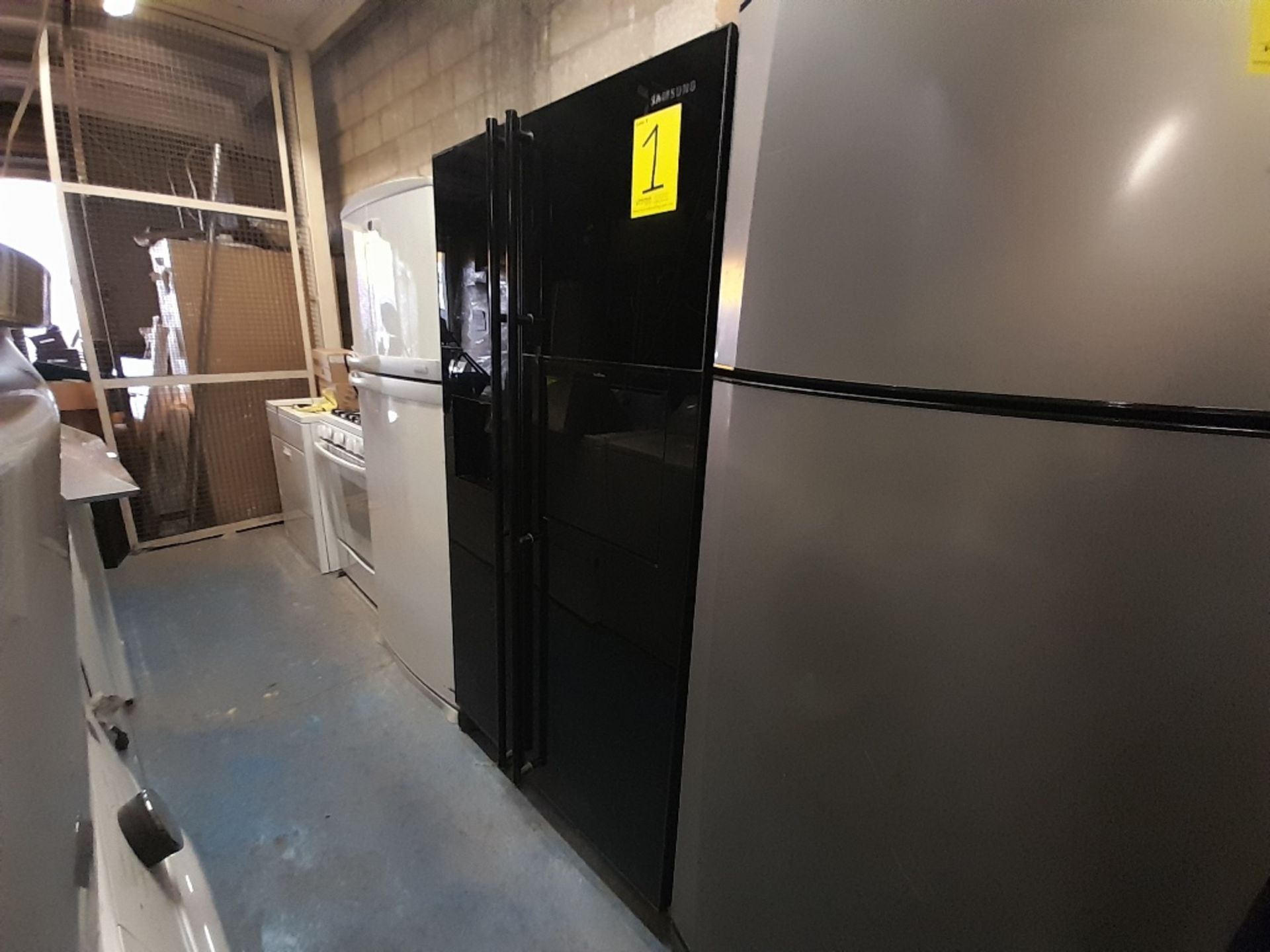 Lote de 1 refrigerador Marca SAMSUNG, de doble puerta Con Dispensador de Agua y Hielos, Color N - Image 3 of 5