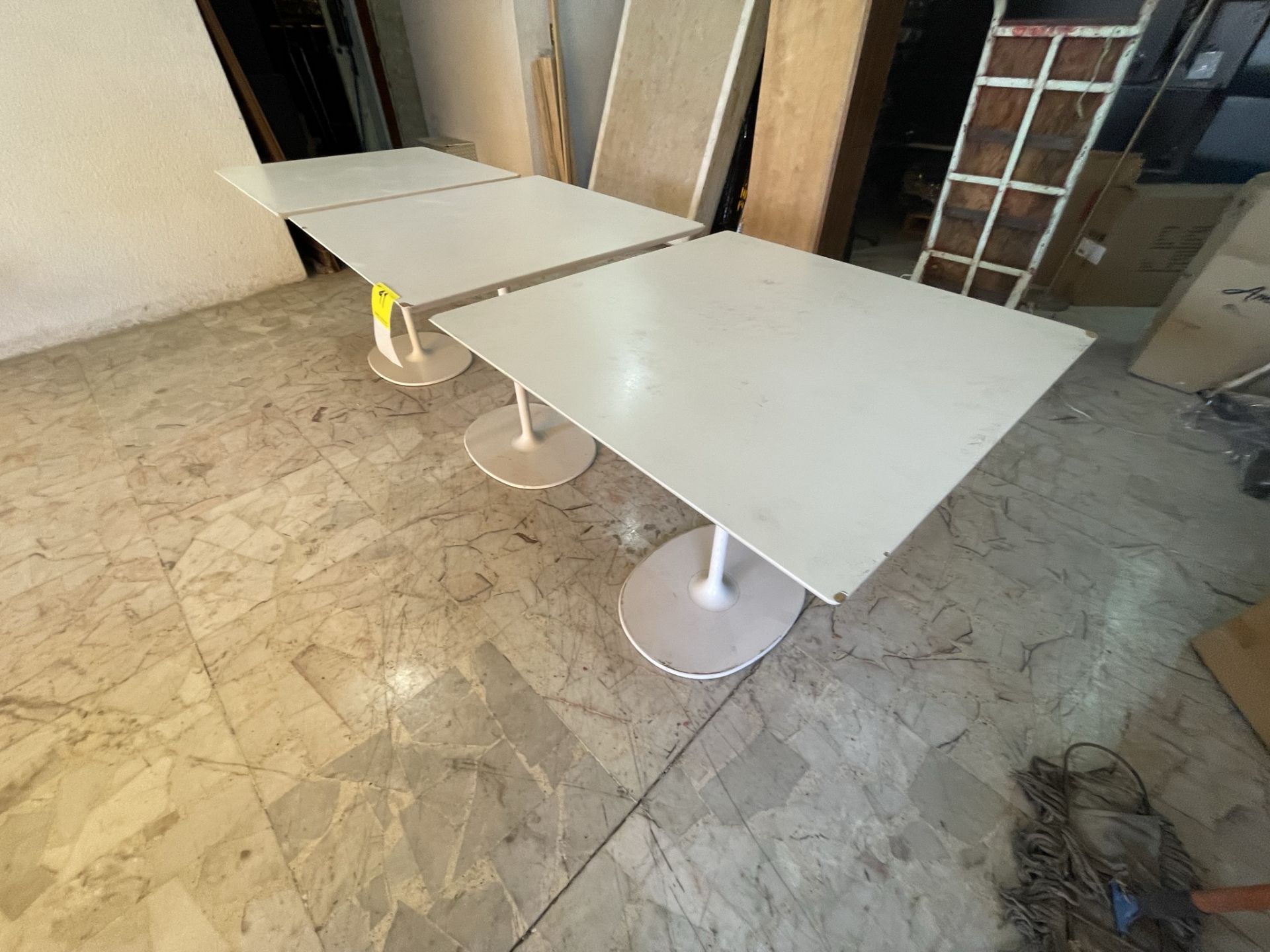 Lote de 3 mesas de madera con base de metal de 80 x 80 x 74, Color BLANCO (Favor de inspecciona - Image 5 of 7