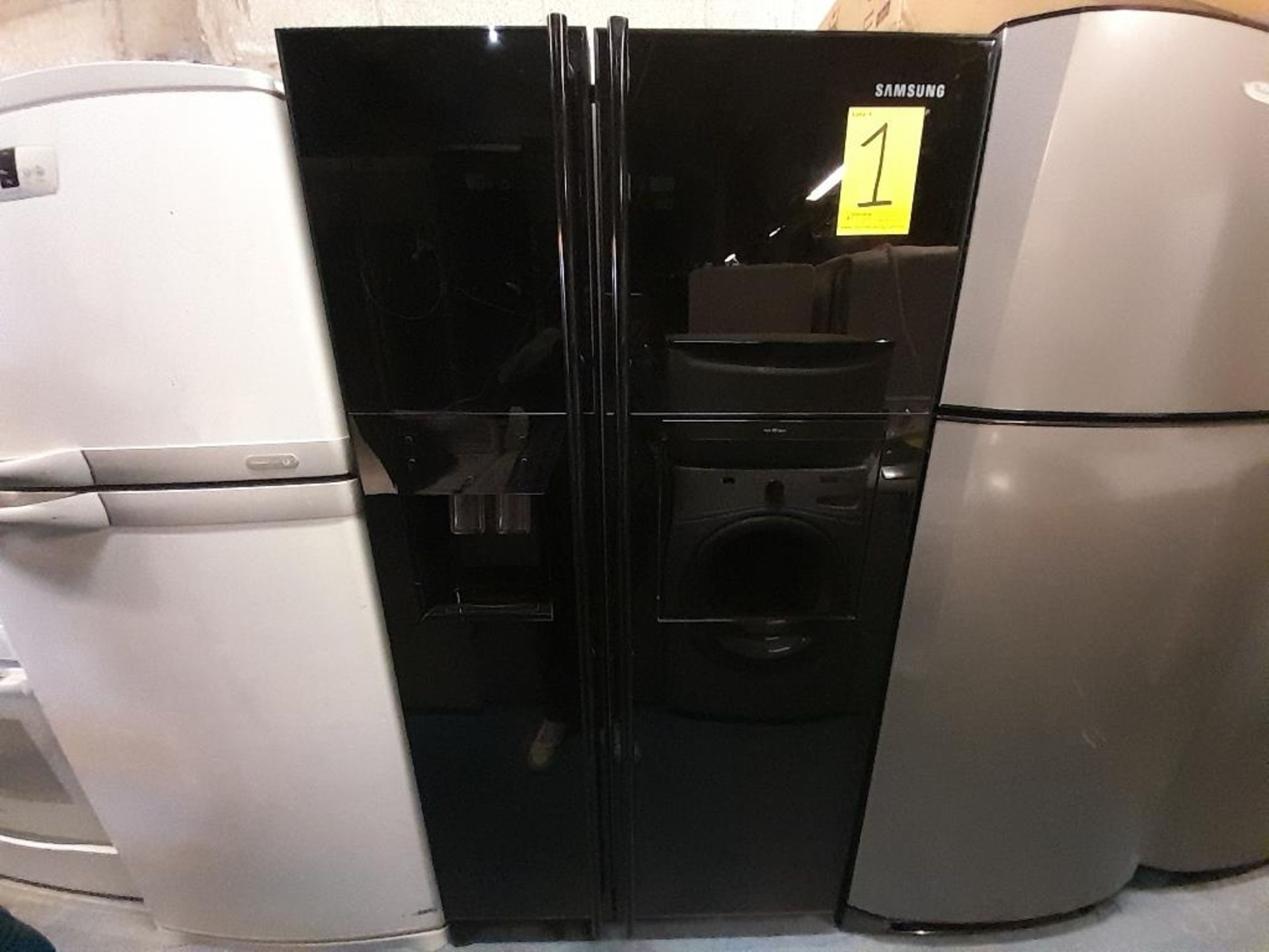 Lote de 1 refrigerador Marca SAMSUNG, de doble puerta Con Dispensador de Agua y Hielos, Color N