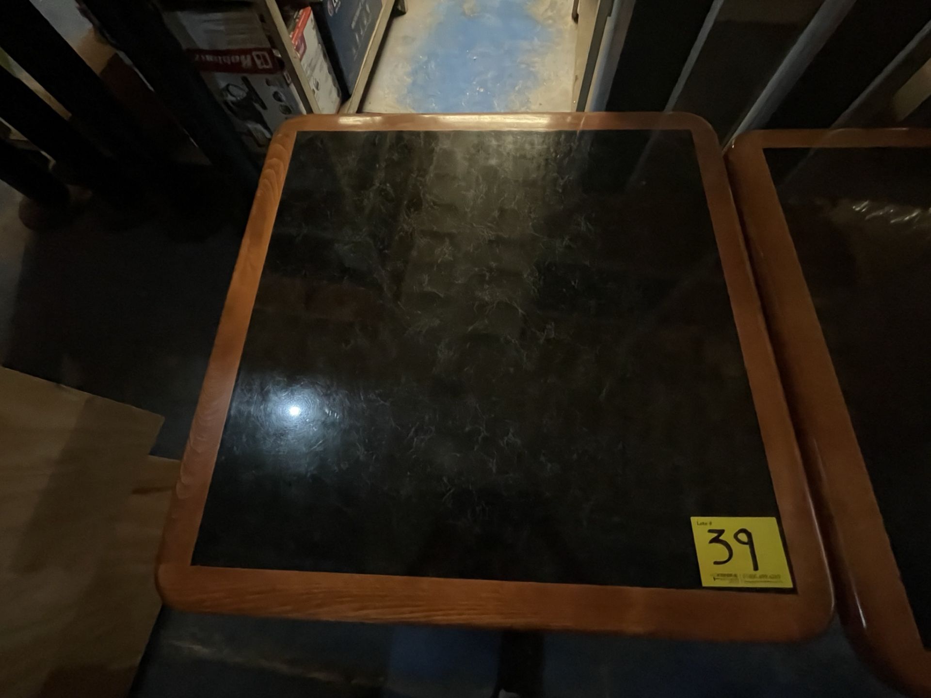 Lote de 3 mesas contiene: 2 mesas cuadradas de madera con base de metal de Aprox 80 x 80 x 75 C - Image 3 of 7