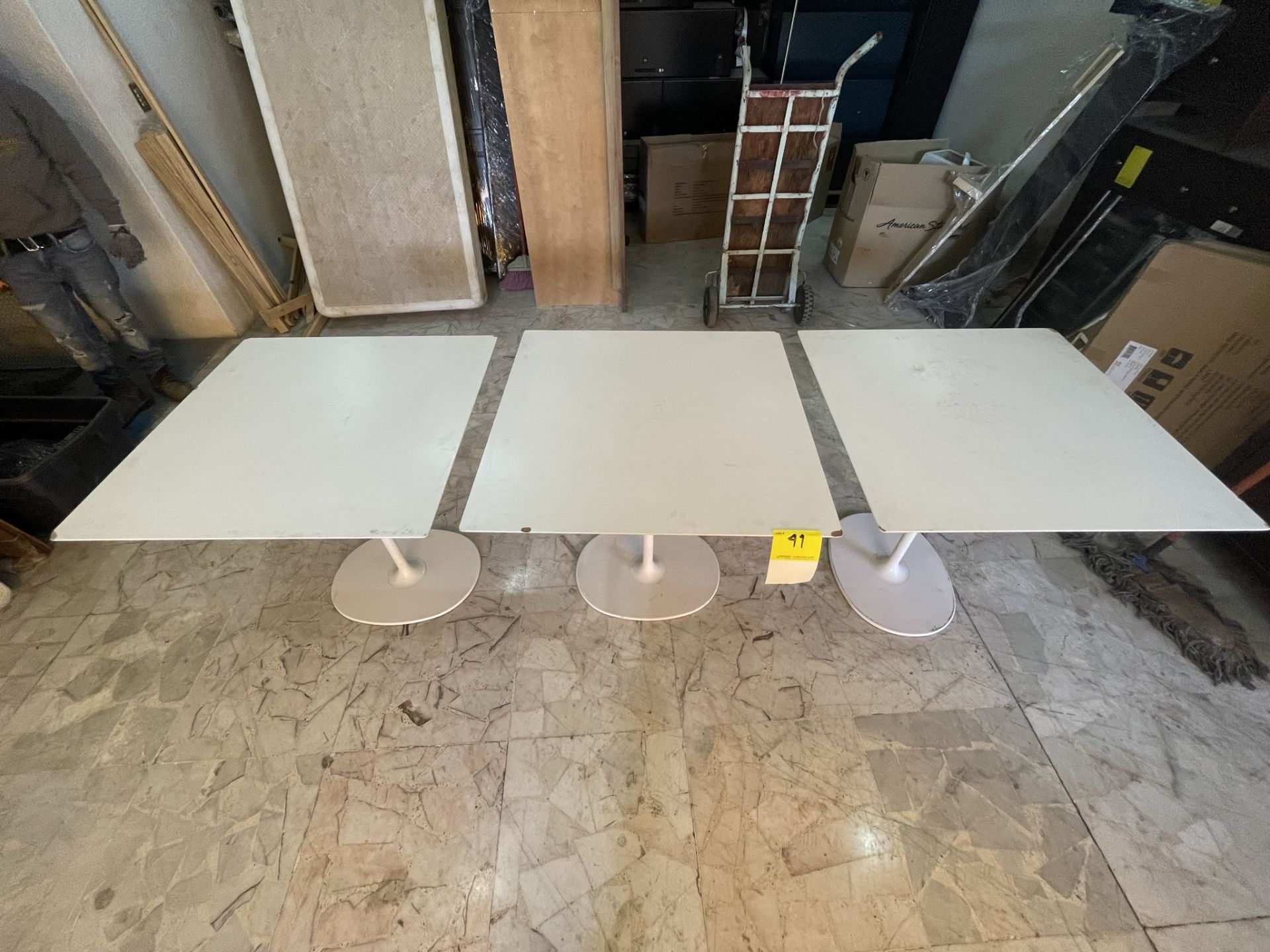Lote de 3 mesas de madera con base de metal de 80 x 80 x 74, Color BLANCO (Favor de inspecciona