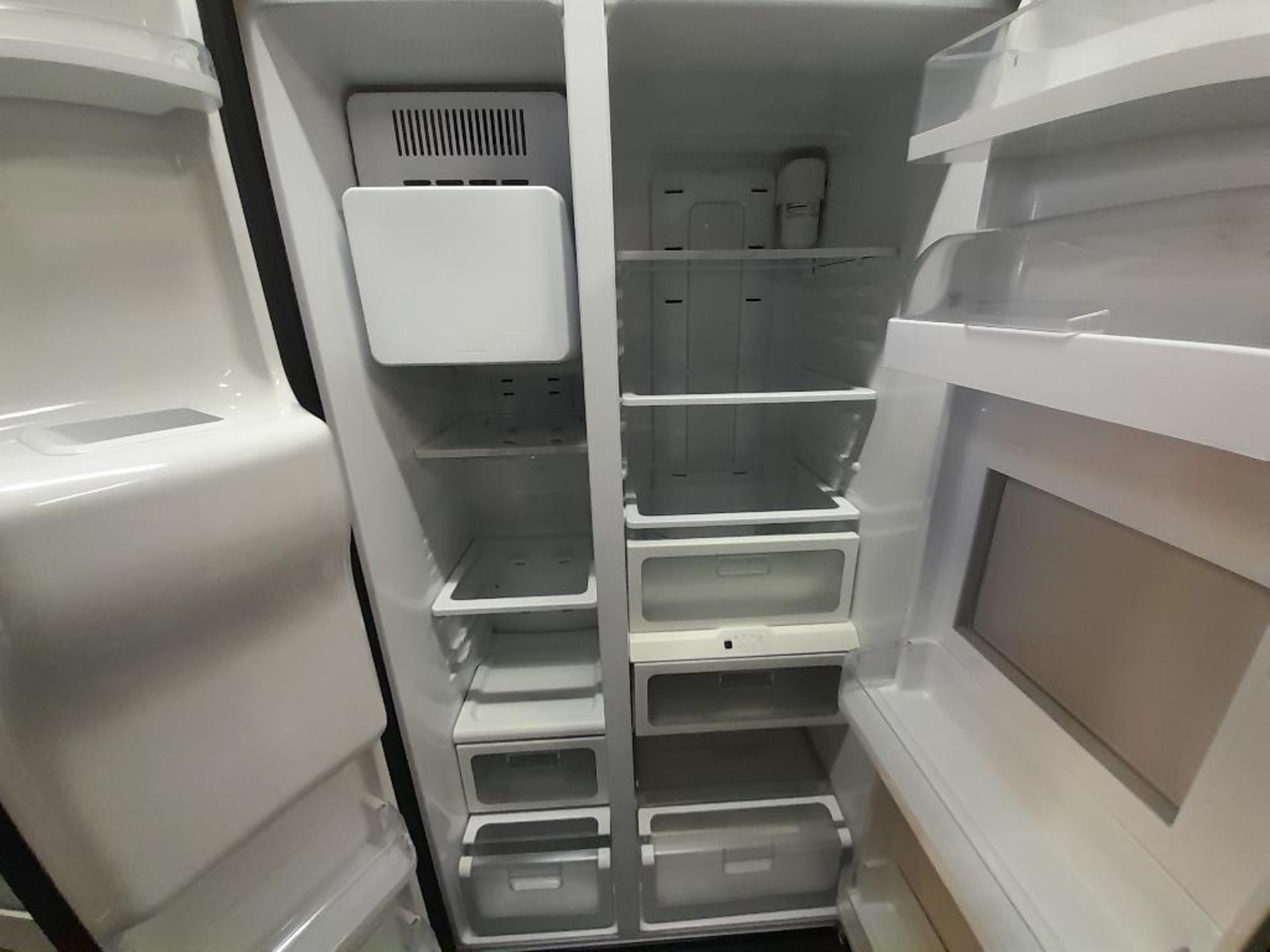 Lote de 1 refrigerador Marca SAMSUNG, de doble puerta Con Dispensador de Agua y Hielos, Color N - Image 4 of 5