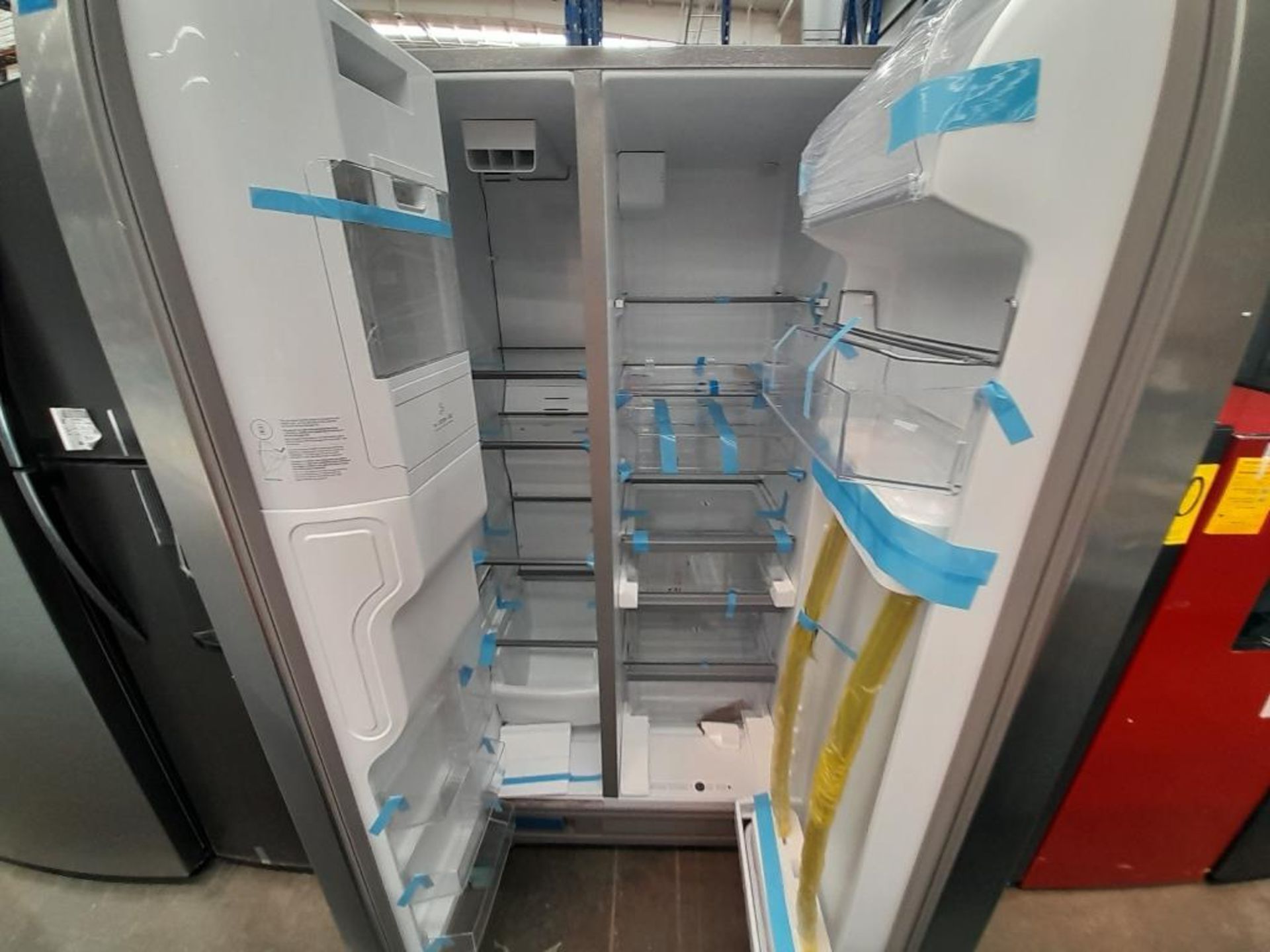 Lote de 1 Refrigerador con dispensador de agua Marca WHIRLPOOL, Modelo WD5720Z, Serie 155050, C - Image 4 of 5