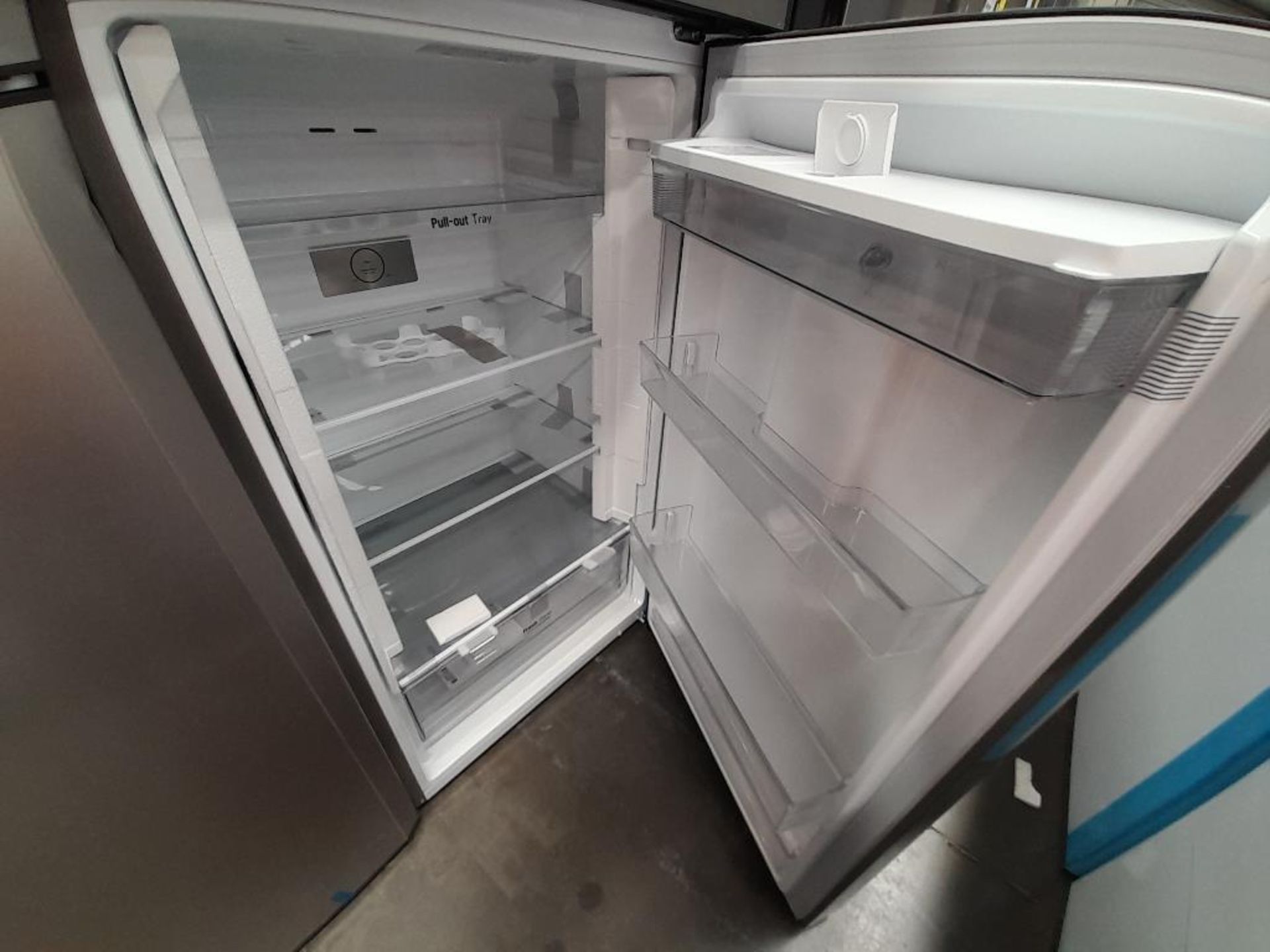 Lote de 1 Refrigerador con dispensador de agua Marca LG, Modelo VT40WP, Serie V2P969, Color GRI - Image 4 of 7