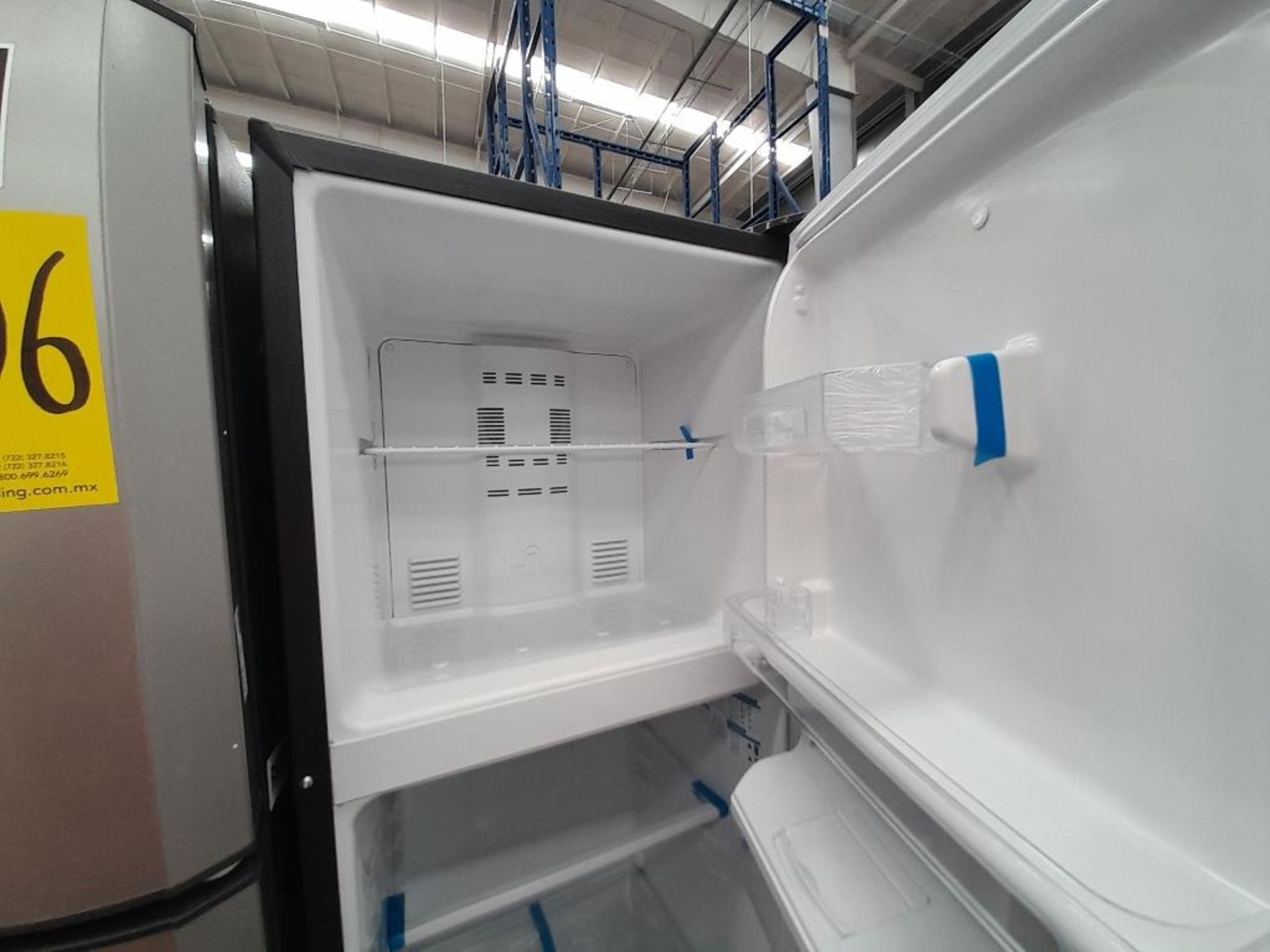 Lote de 2 Refrigeradores contiene: 1 Refrigerador con dispensador de agua Marca MABE, Modelo RM - Image 8 of 10