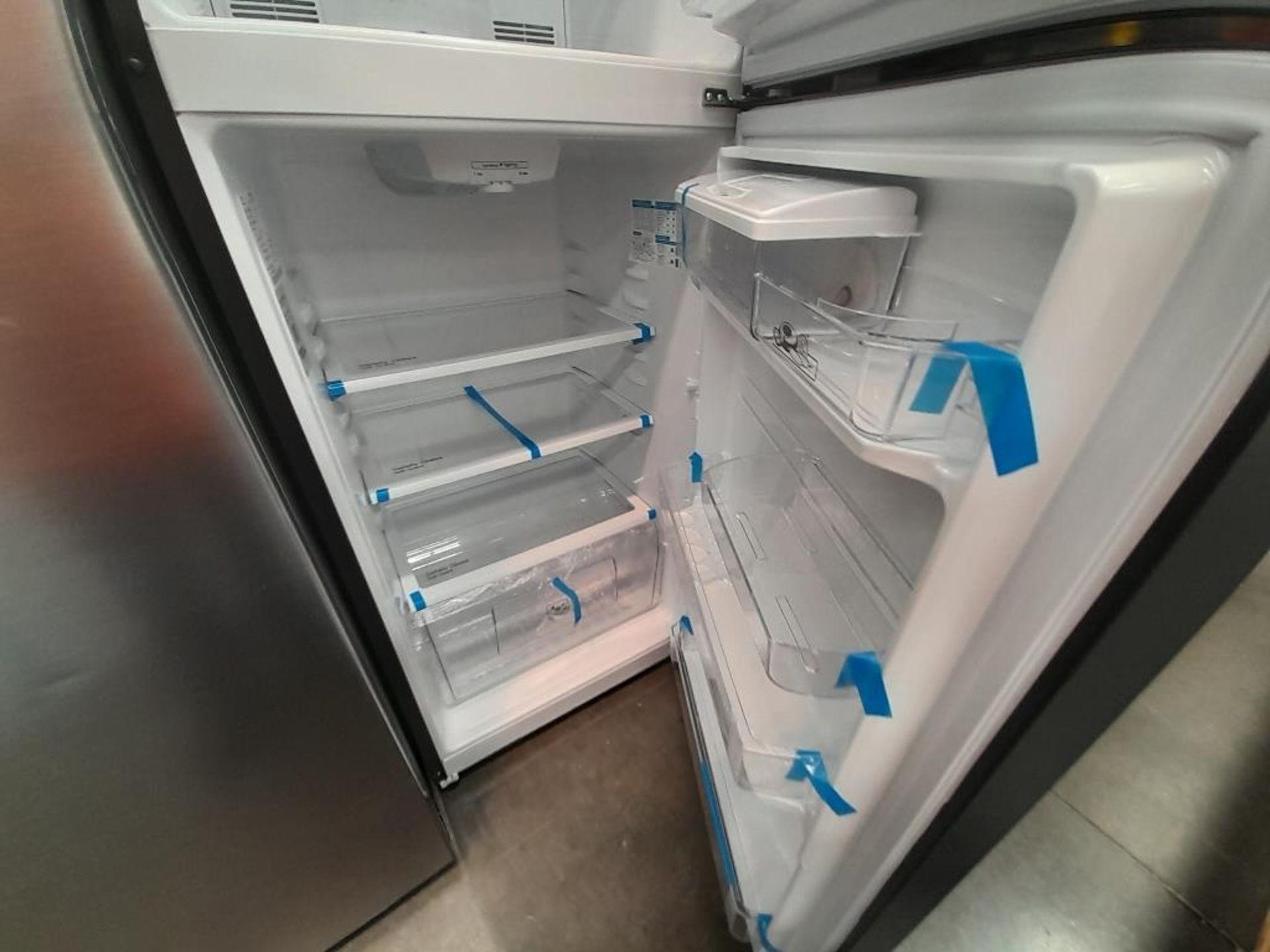 Lote de 1 Refrigerador con dispensador de agua Marca MABE, Modelo RME360FD, Serie 812552, Color - Image 5 of 6
