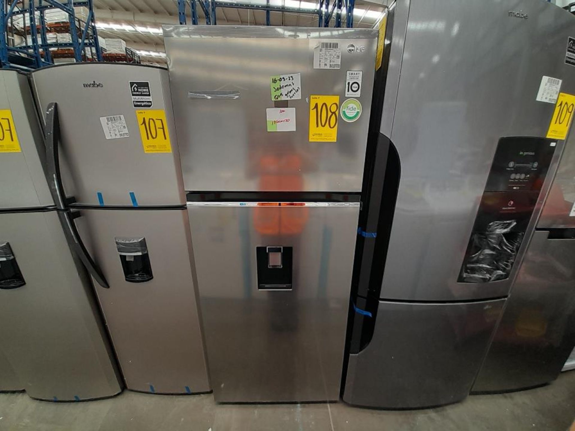 Lote de 1 Refrigerador con dispensador de agua Marca LG, Modelo VT40WP, Serie V2P969, Color GRI
