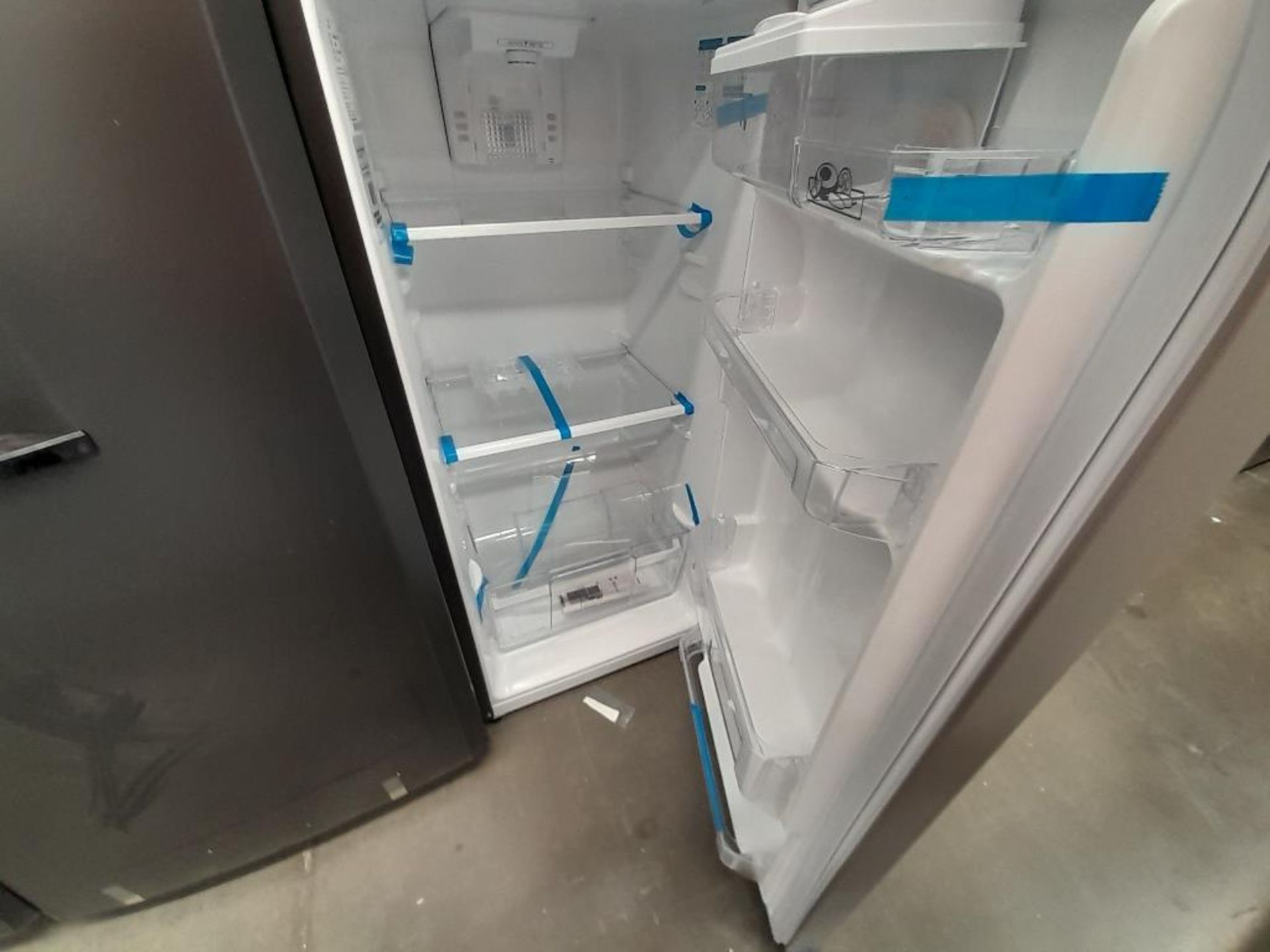 Lote de 2 Refrigeradores contiene: 1 Refrigerador con dispensador de agua Marca MABE, Modelo RM - Image 5 of 10