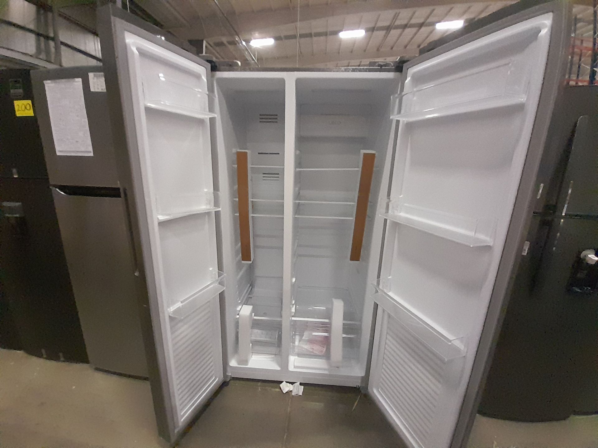 Lote de 1 Refrigerador Marca OSTER, Modelo SBSME20, Serie ND, Color GRIS (No se asegura su func - Image 4 of 7