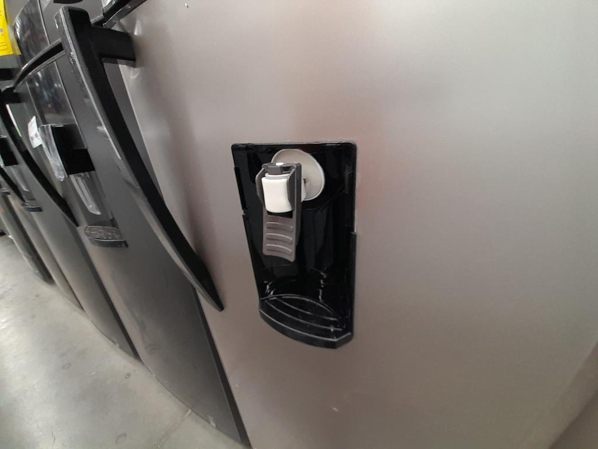 Lote de 2 Refrigeradores contiene: 1 Refrigerador con dispensador de agua Marca MABE, Modelo RM - Image 7 of 10