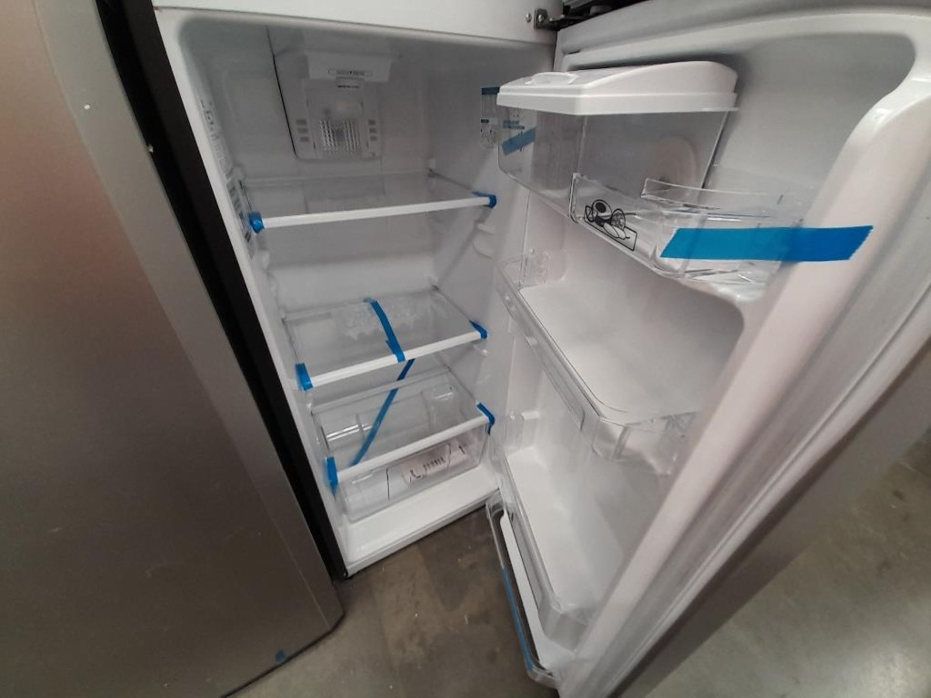 Lote de 2 Refrigeradores contiene: 1 Refrigerador con dispensador de agua Marca MABE, Modelo RM - Image 9 of 10